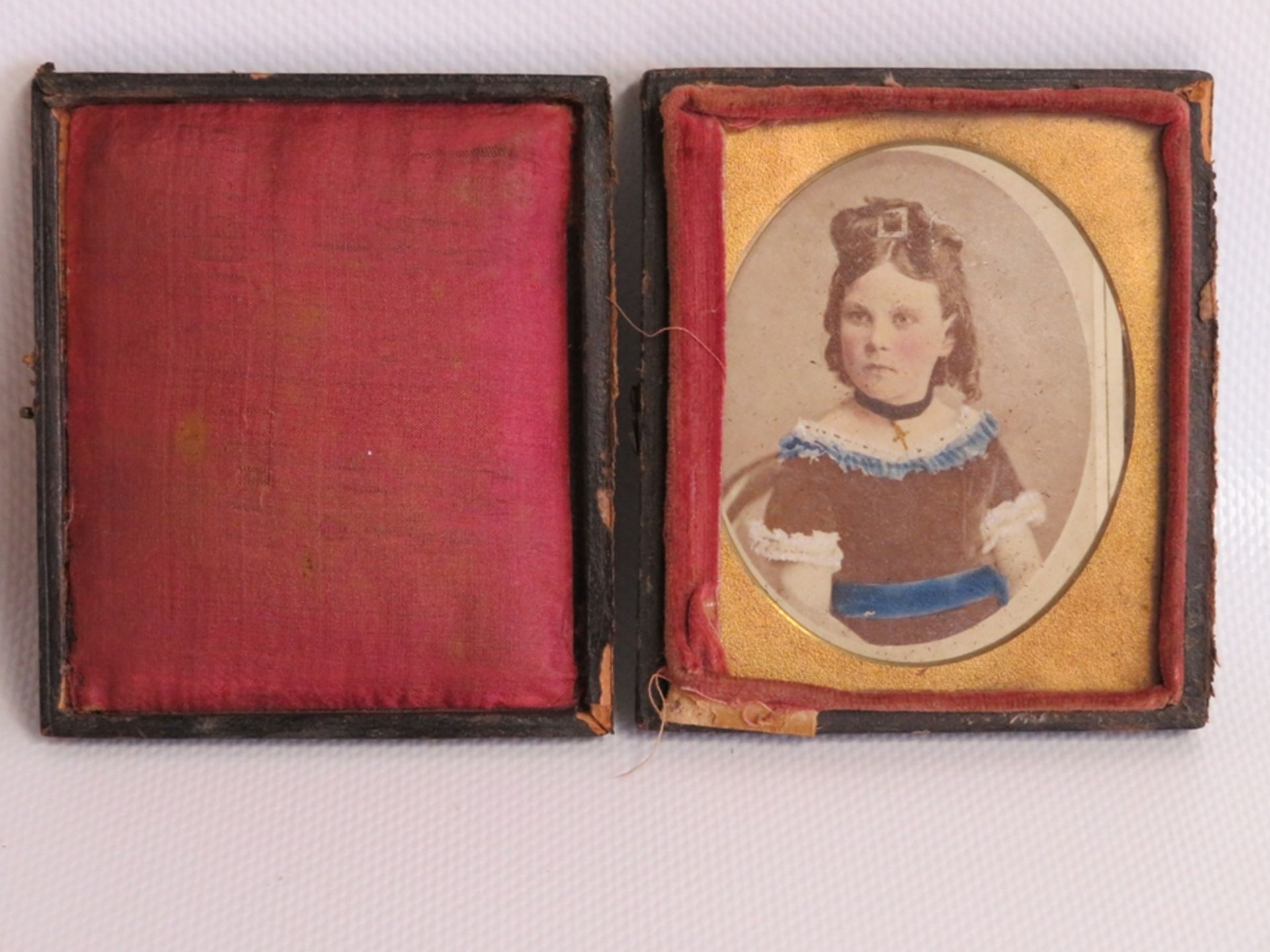 Daguerreotypie, 19. Jahrhundert, "Porträt eines Mädchens", geprägter Einband, besch., 9,5 x 8 cm.