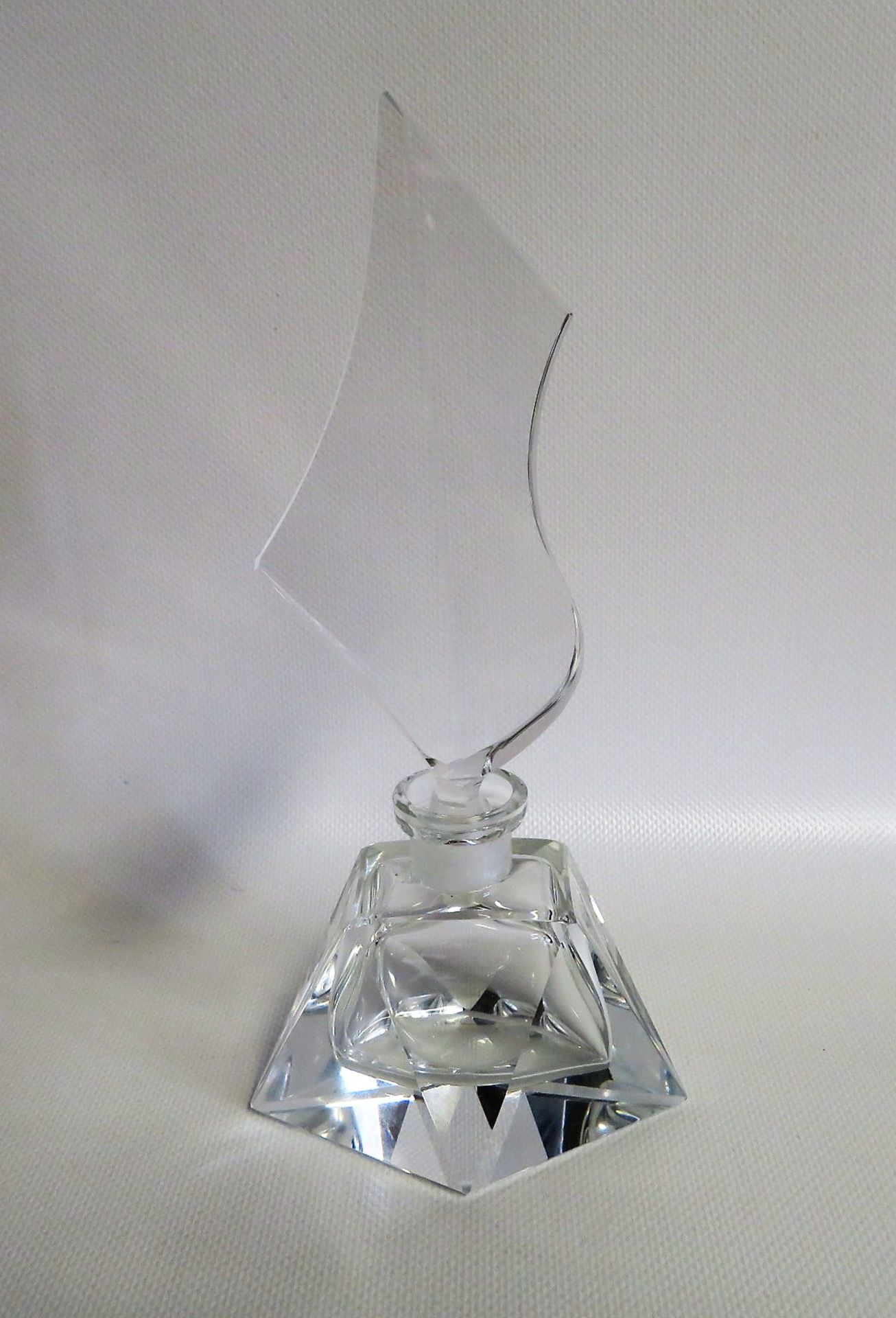 Parfumflakon, 1940er Jahre, farbloses Bleikristall kanig geschliffen, 22,2 x 10,1 x 5,9 cm.