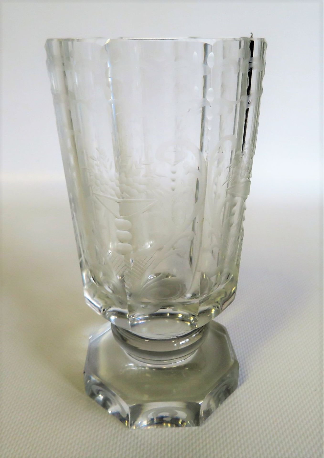 Standfußbecher, farbloses Bleikristall, kantig geschliffen, Blütengravur, h 15,5 cm, d 7,5 cm.