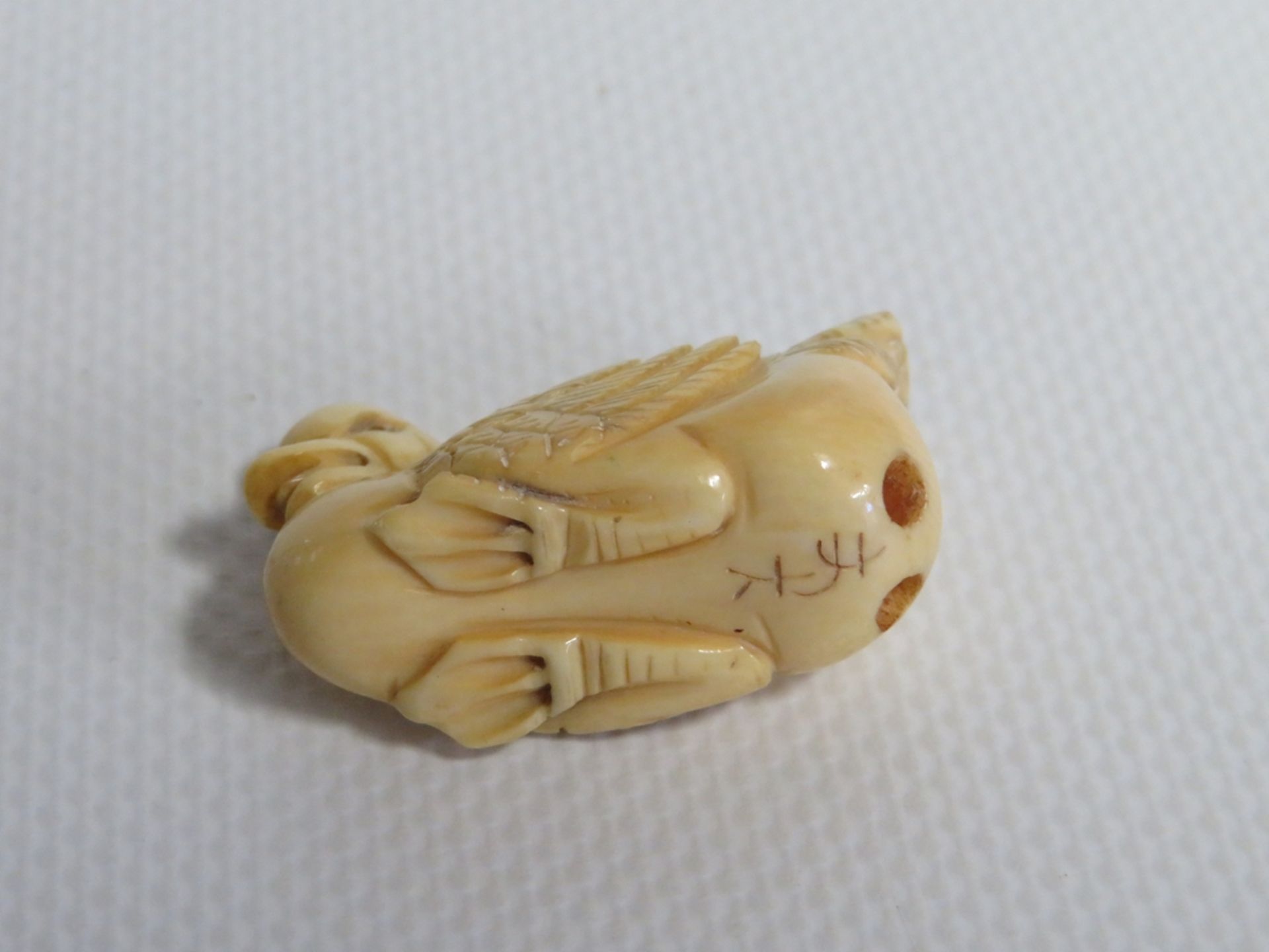 Netsuke, Ente, Japan, um 1900, Elfenbein beschnitzt, sign., h 2,4 cm, d 3,5 cm. - Bild 2 aus 2