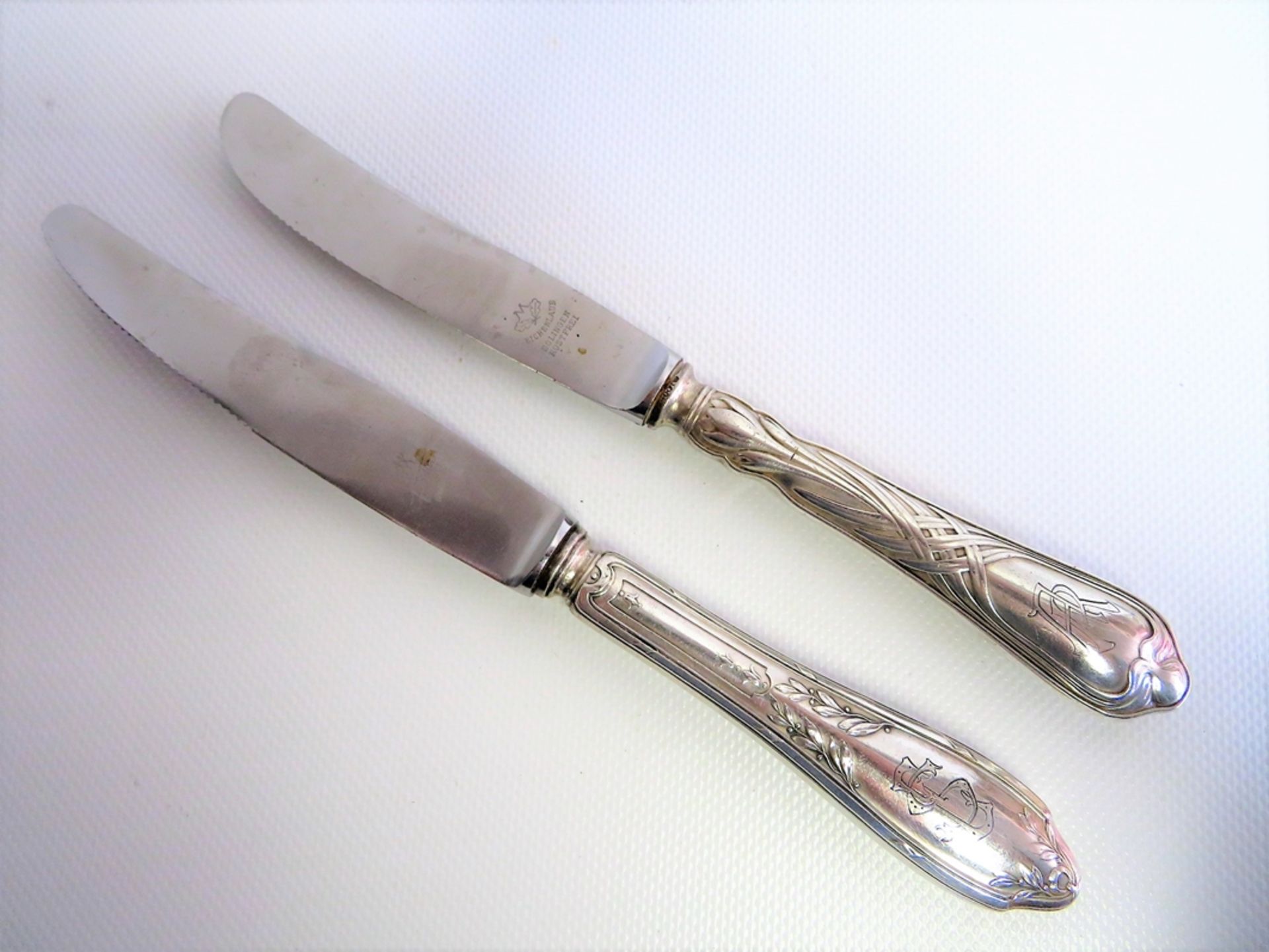 2 Vorlegemesser, Jugendstil, um 1900, Monogramme "AR" und "ES", Griffe 800er Silber, gepunzt, l 24