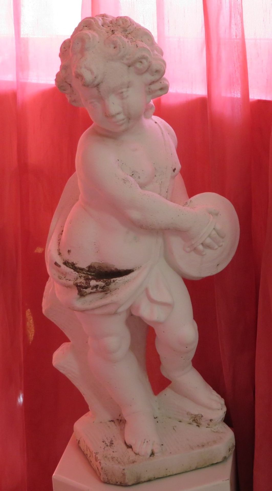 Gartenskulptur, Putto mit Becken, Steinguss Weiß getüncht, h 71 cm, d 27 cm.