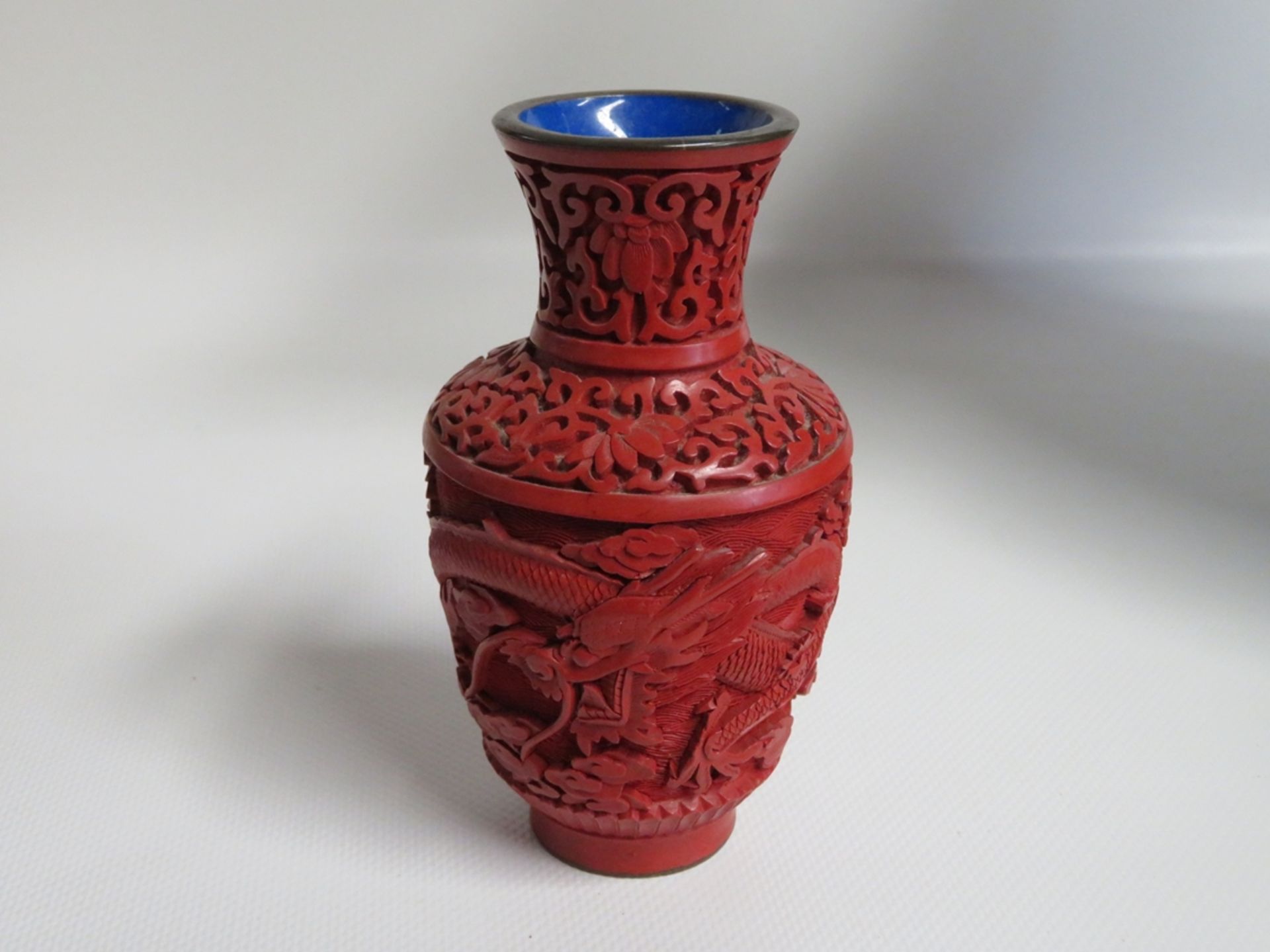 Vase, China, Rotlackschnitzerei mit 4-kralligem Drachen, Innenemail, h 12,5 cm, d 7 cm.