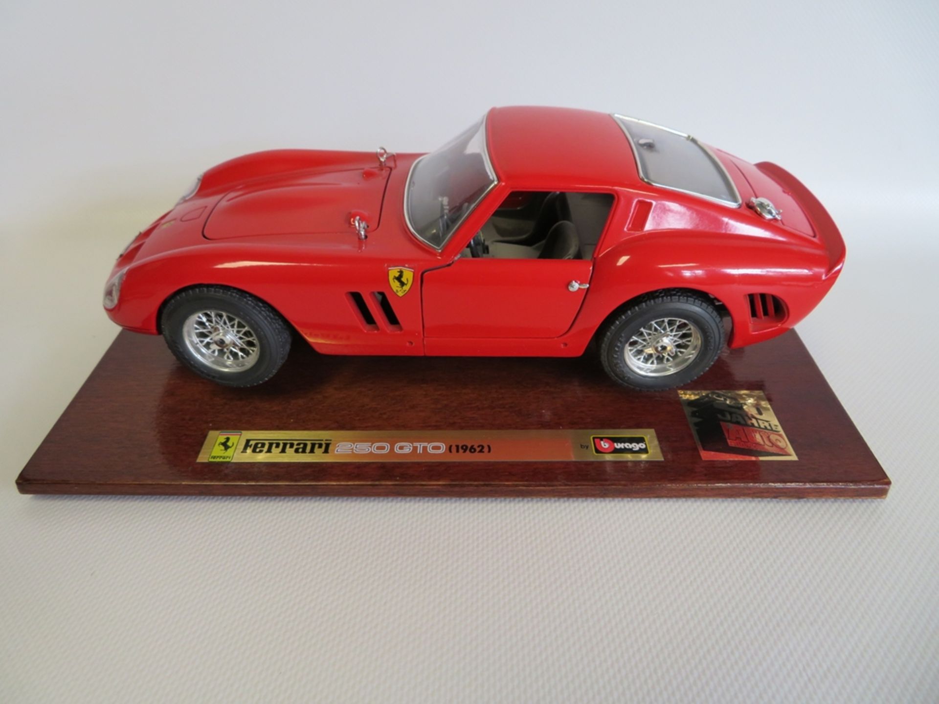 Modellauto, Burago, Ferrari 250 GTO (1962), Sondermodell "20 Jahre Autozeitung", auf Holzsockel,