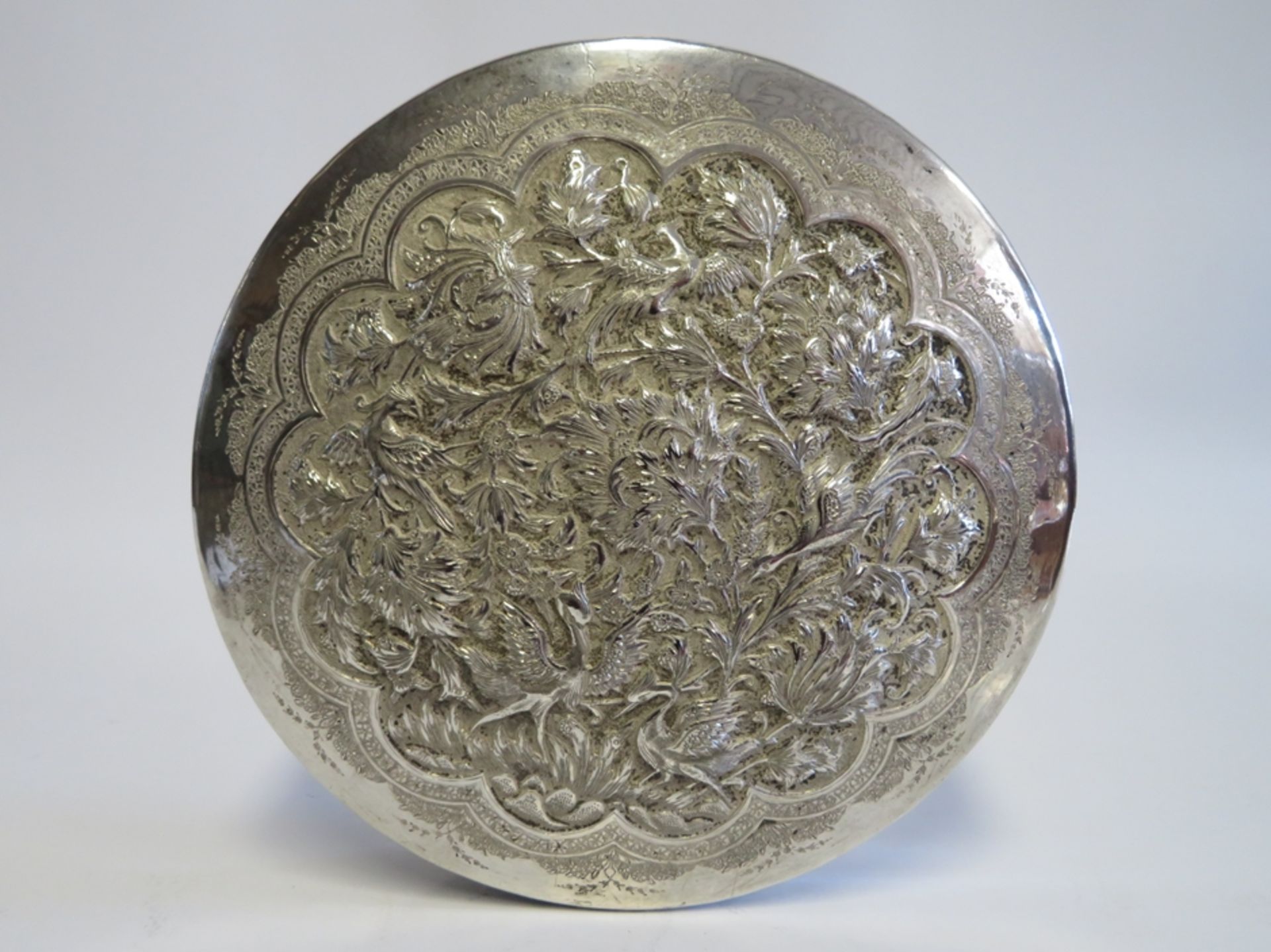 Deckeldose, wohl Persien, feine Blütengravur, 800er Silber, gepunzt, 433 g, h 5 cm, d 16,5 cm. - Image 2 of 2