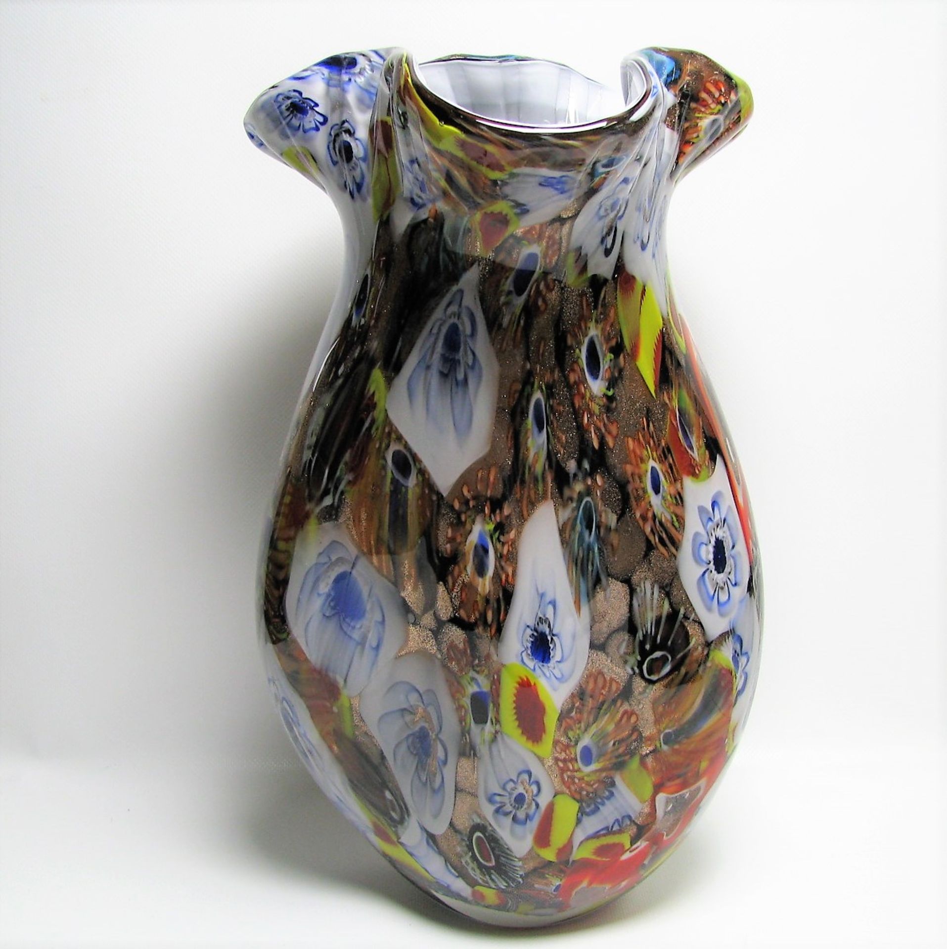 Vase, Murano, vielfarbig eingeschmolzenes Glas mit Murinen und Goldflimmer, h 39 cm, d 23 cm.