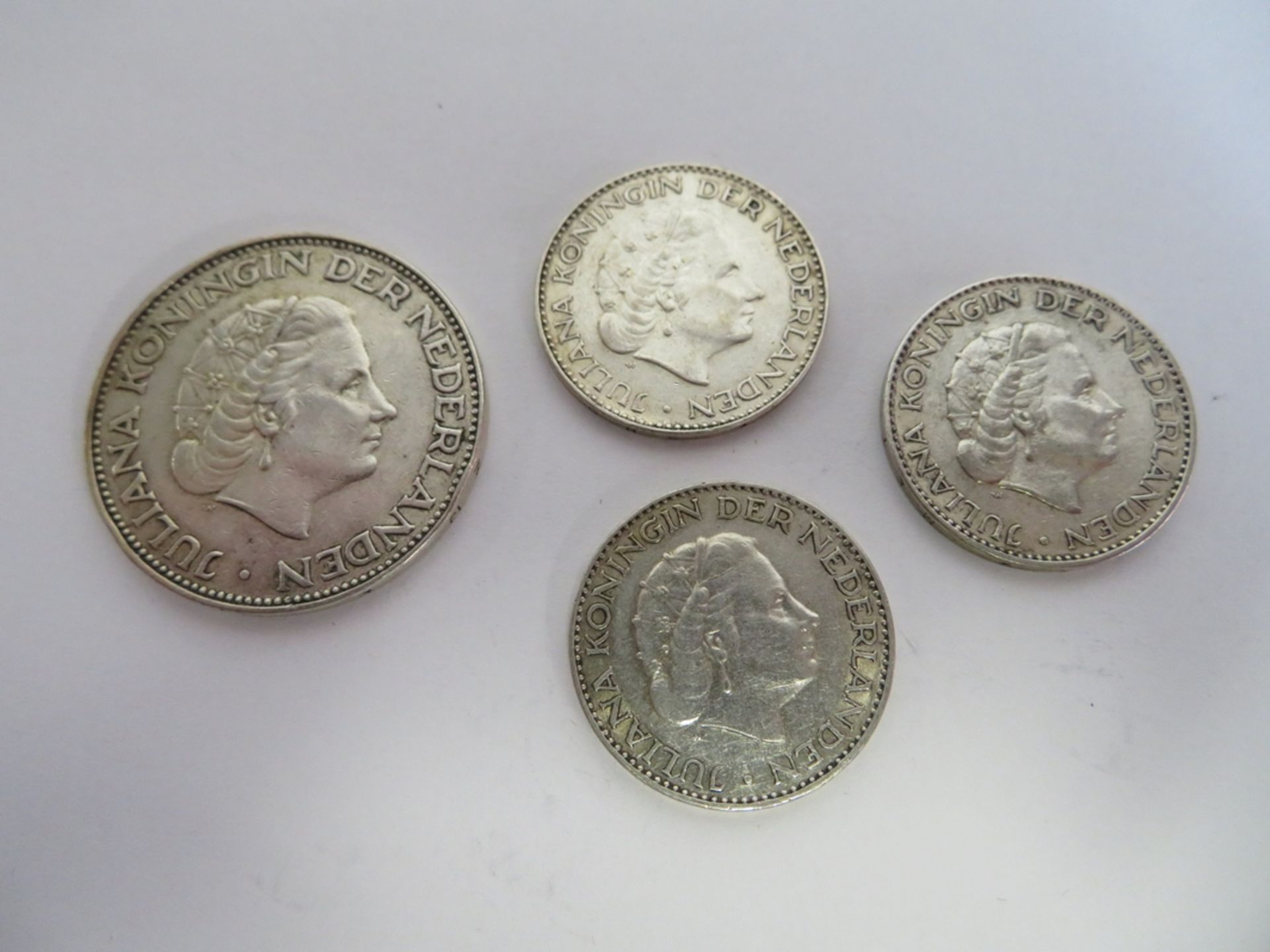 4 diverse Silbermünzen, Niederlande, 2 1/2 Gulden und 3 x 1 Gulden, 1962/54/55/56. - Bild 2 aus 2