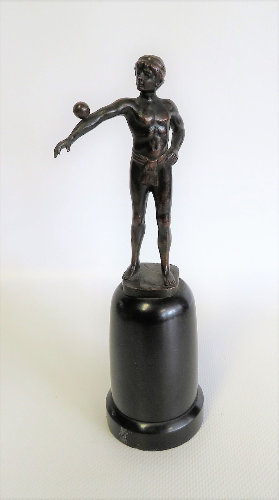 Fuikin, H., Olympist mit Ball, Bronze, Marmorsockel (min.best.), h 18,5 cm, d 6 cm.