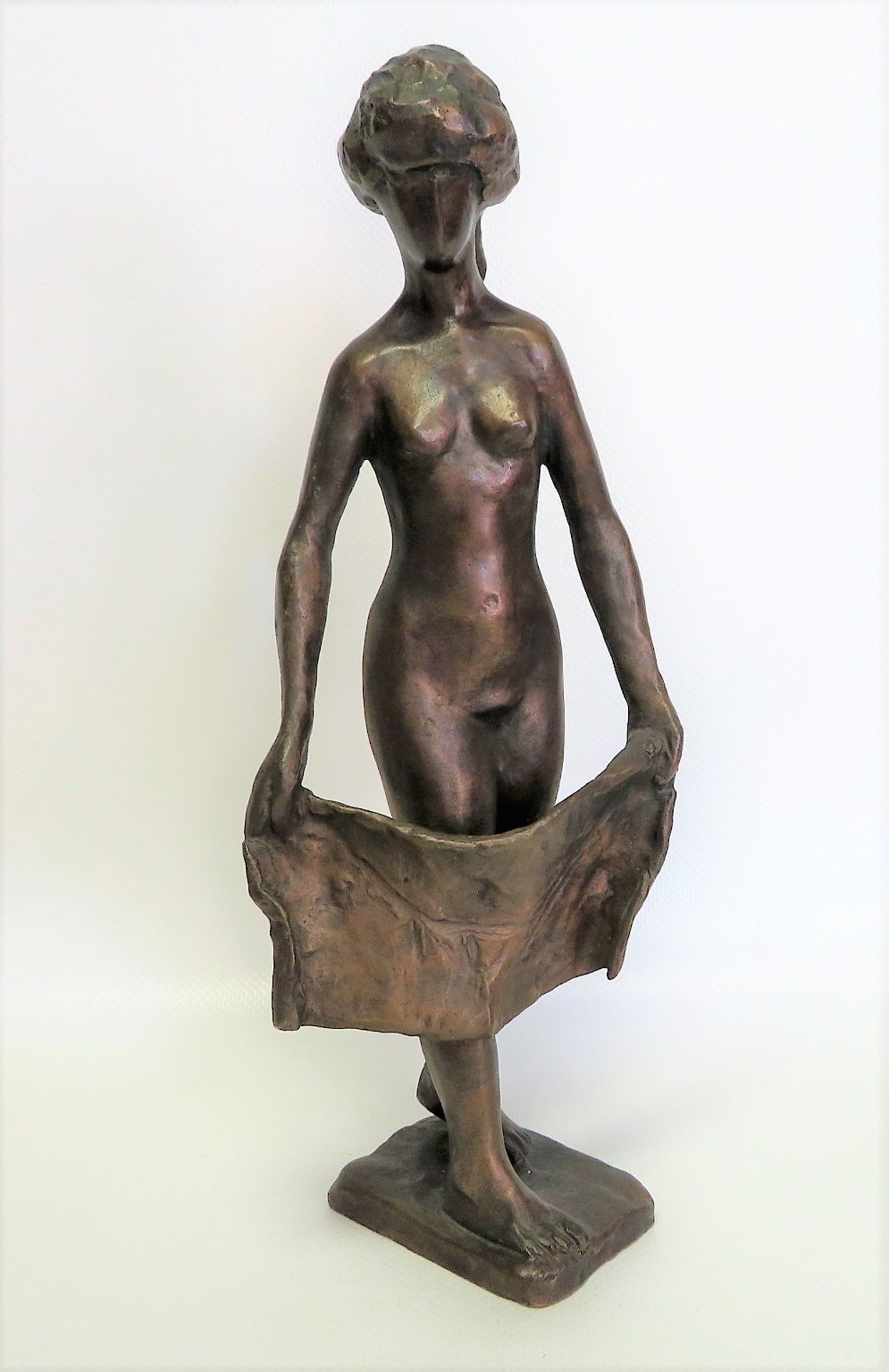 Unbekannt, 1. Hälfte 20. Jahrhundert, "Weiblicher Akt mit Badetuch", vollrunde Bronzeplastik, 27,5 x