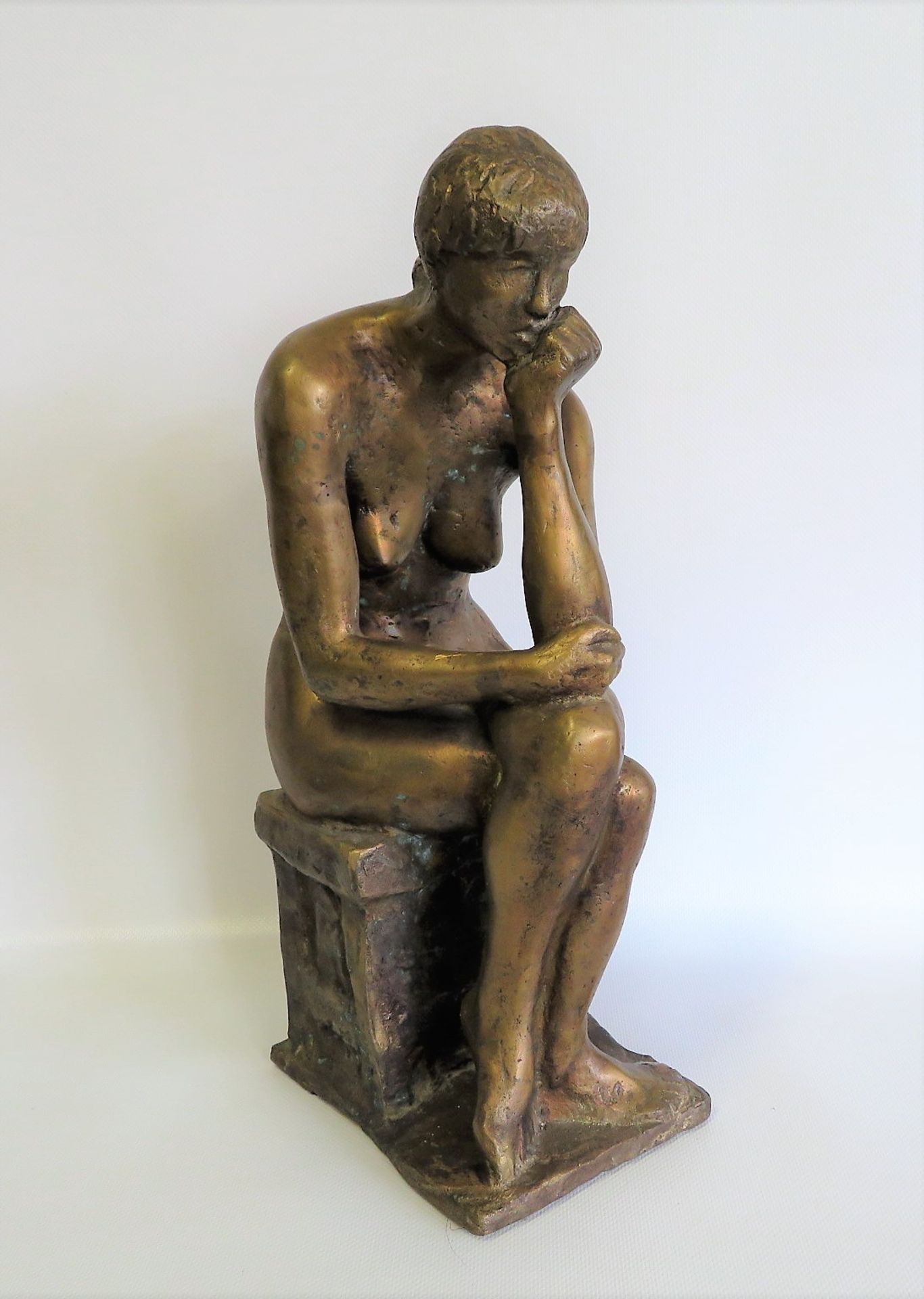 Unbekannt, 1. Hälfte 20. Jahrhundert, "Sitzender Akt mit verschränkten Beinen", Bronze, 40 x 13,5