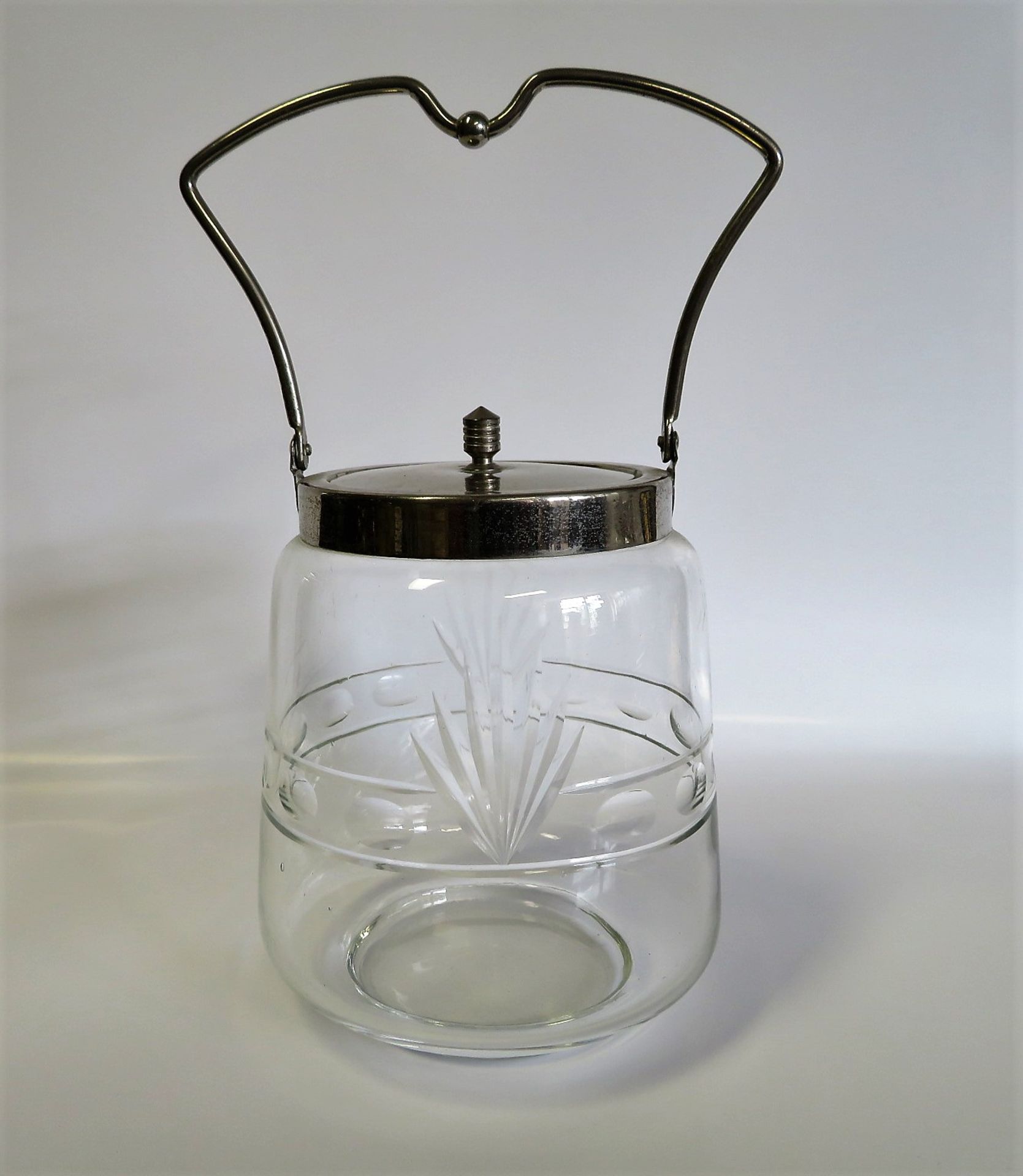 Bonbonnière, Jugendstil, um 1900, farbloses Glas beschliffen, h 26 cm, d 16 cm.