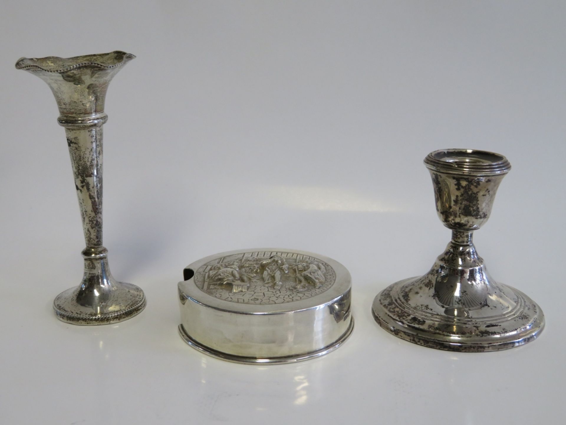 Kerzenleuchter, Vase und Deckel, 800er Silber, gepunzt, brutto 207 g, Vase h 11 cm.