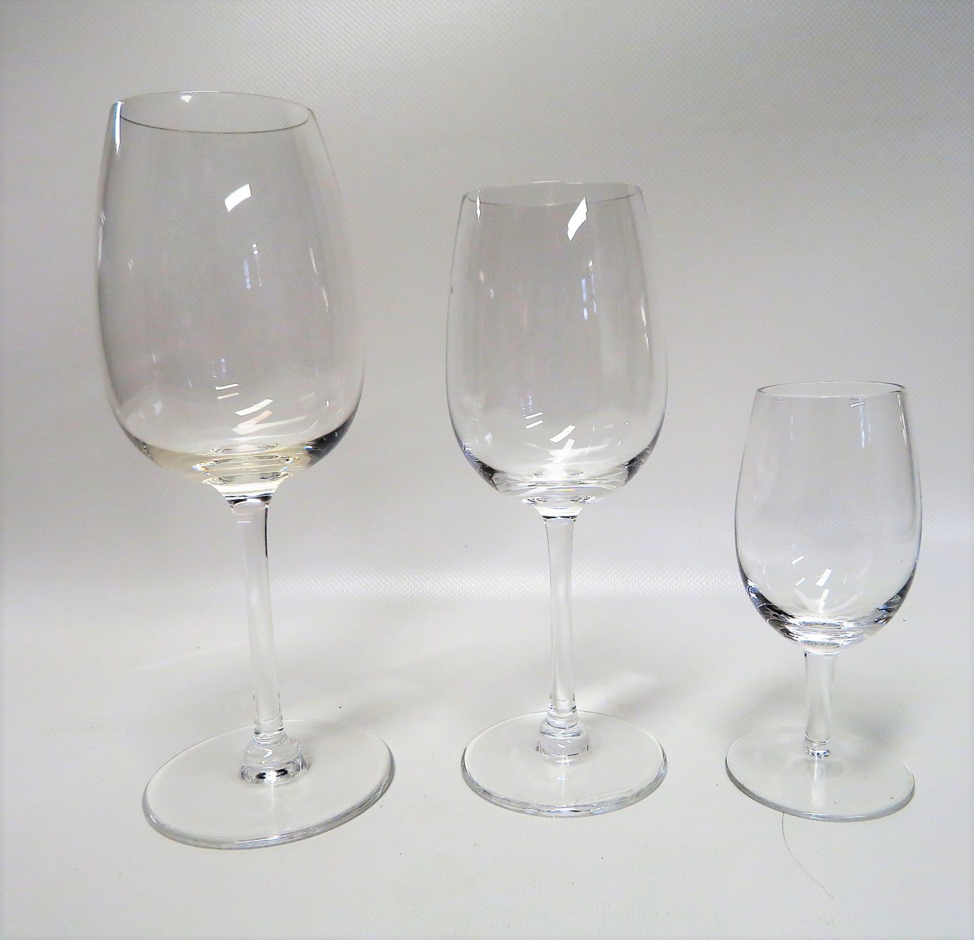 37 teiliges Glas-Set, Frankreich, Daum, farbloses Kristallglas, teils (21 x) im Fuß sign. "Daum