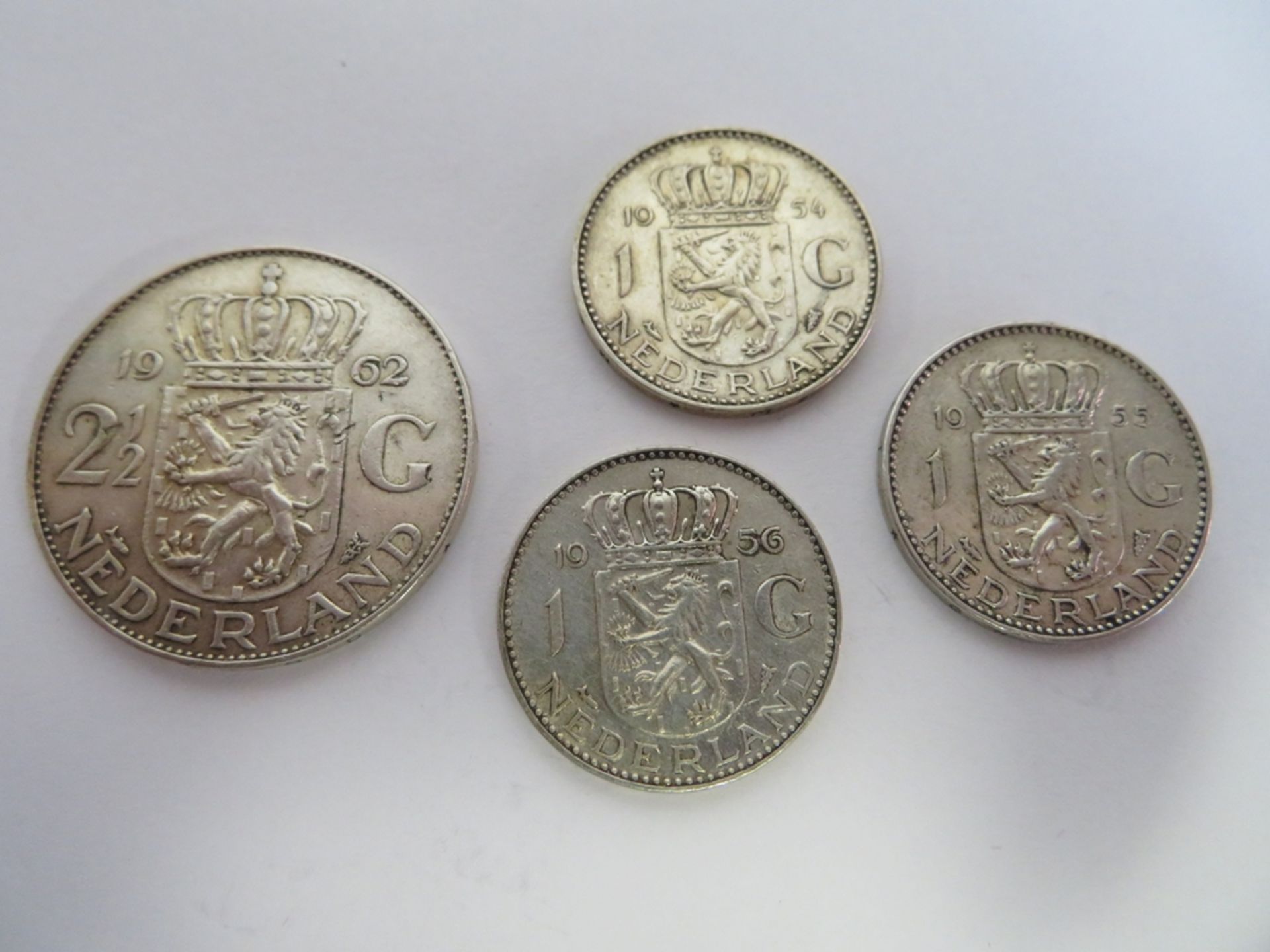 4 diverse Silbermünzen, Niederlande, 2 1/2 Gulden und 3 x 1 Gulden, 1962/54/55/56.