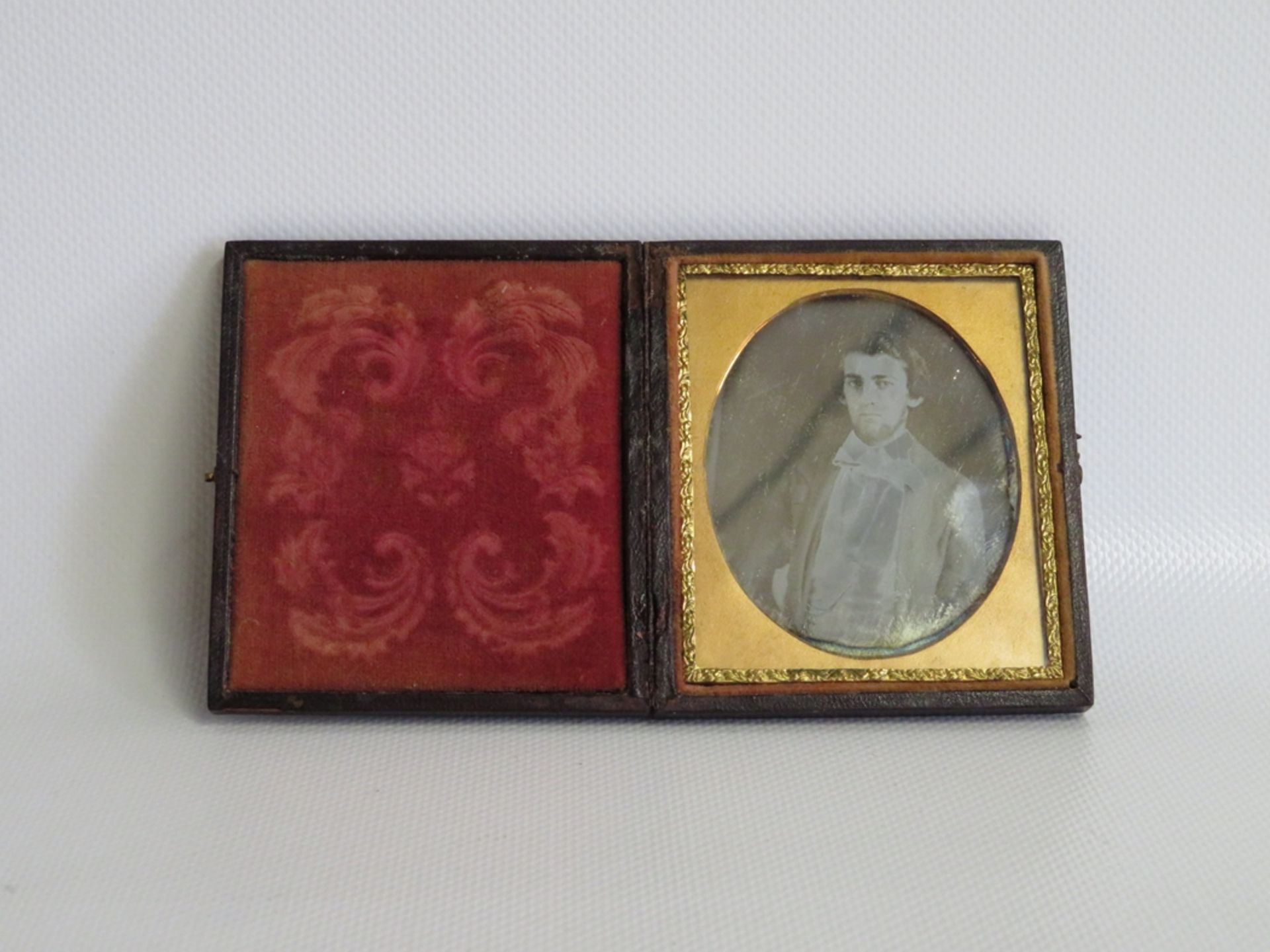 Daguerreotypie, 19. Jahrhundert, "Porträt eines Herren", geprägter Einband, 9,3 x 8,2 cm.