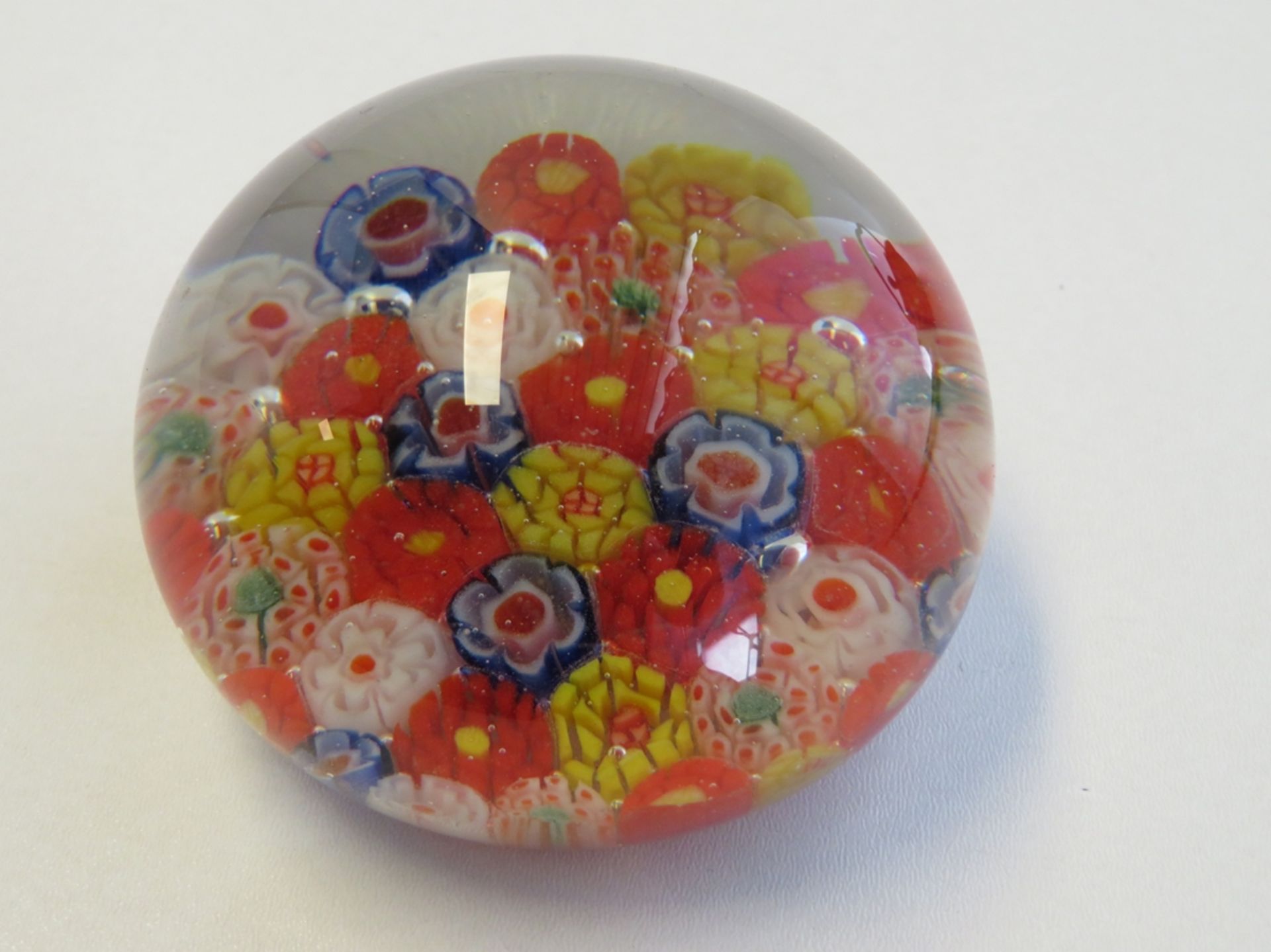 Paperweight, Italien, Murano, um 1900, farbloses Glas mit eingeschmolzenen farbigen Murinen, 4,8 x