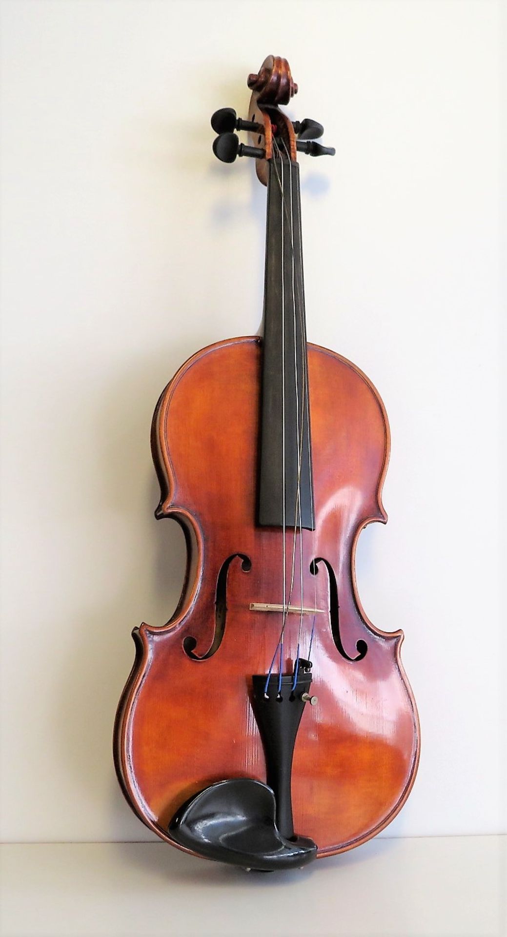 Geige, nach Antonius Stradivarius, Geigenbogen sign. "Dood", Geigenkasten, 1. Hälfte 20.