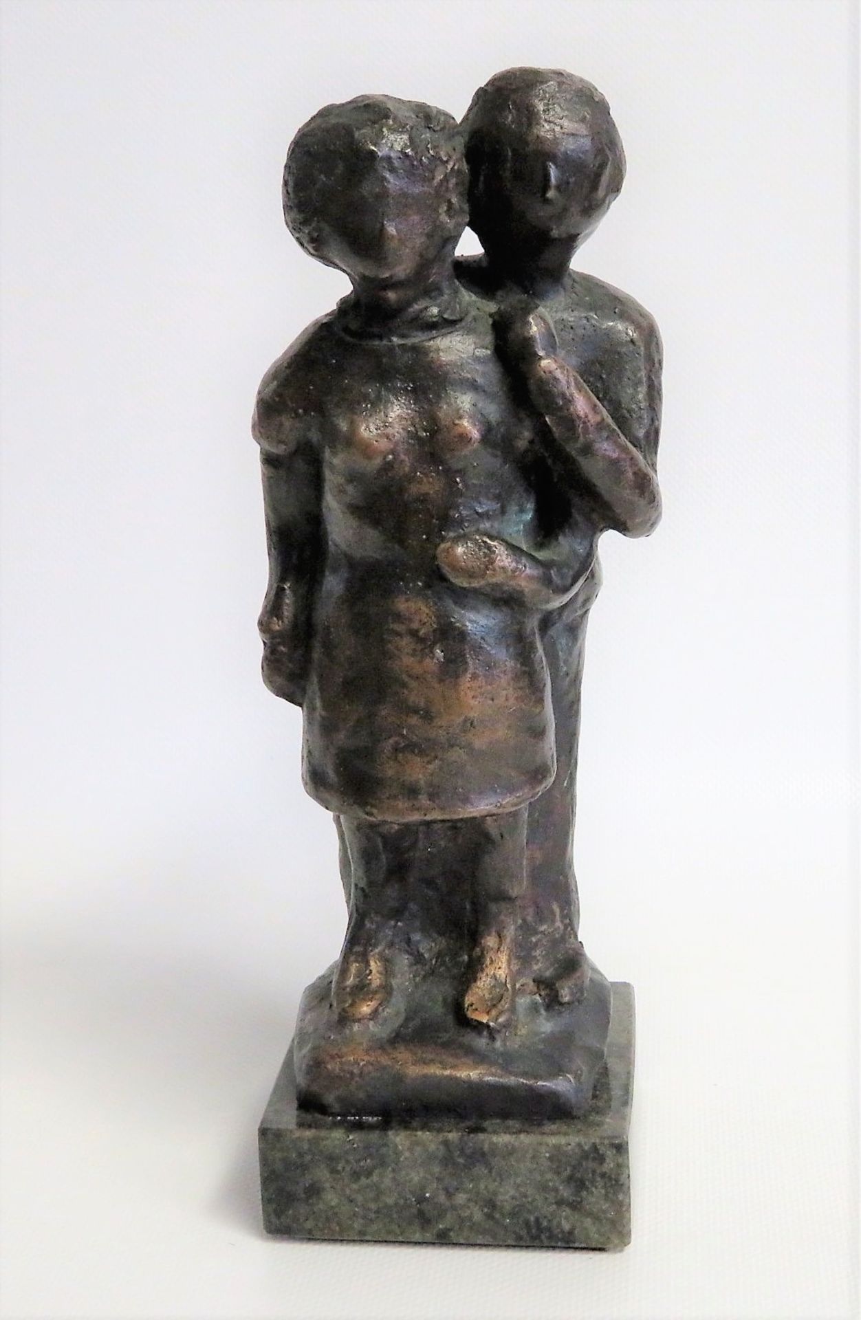 Unbekannt, 1. Hälfte 20. Jahrhundert, Liebespaar, Bronze, Marmorsockel, 24 x 7,5 x 9 cm.