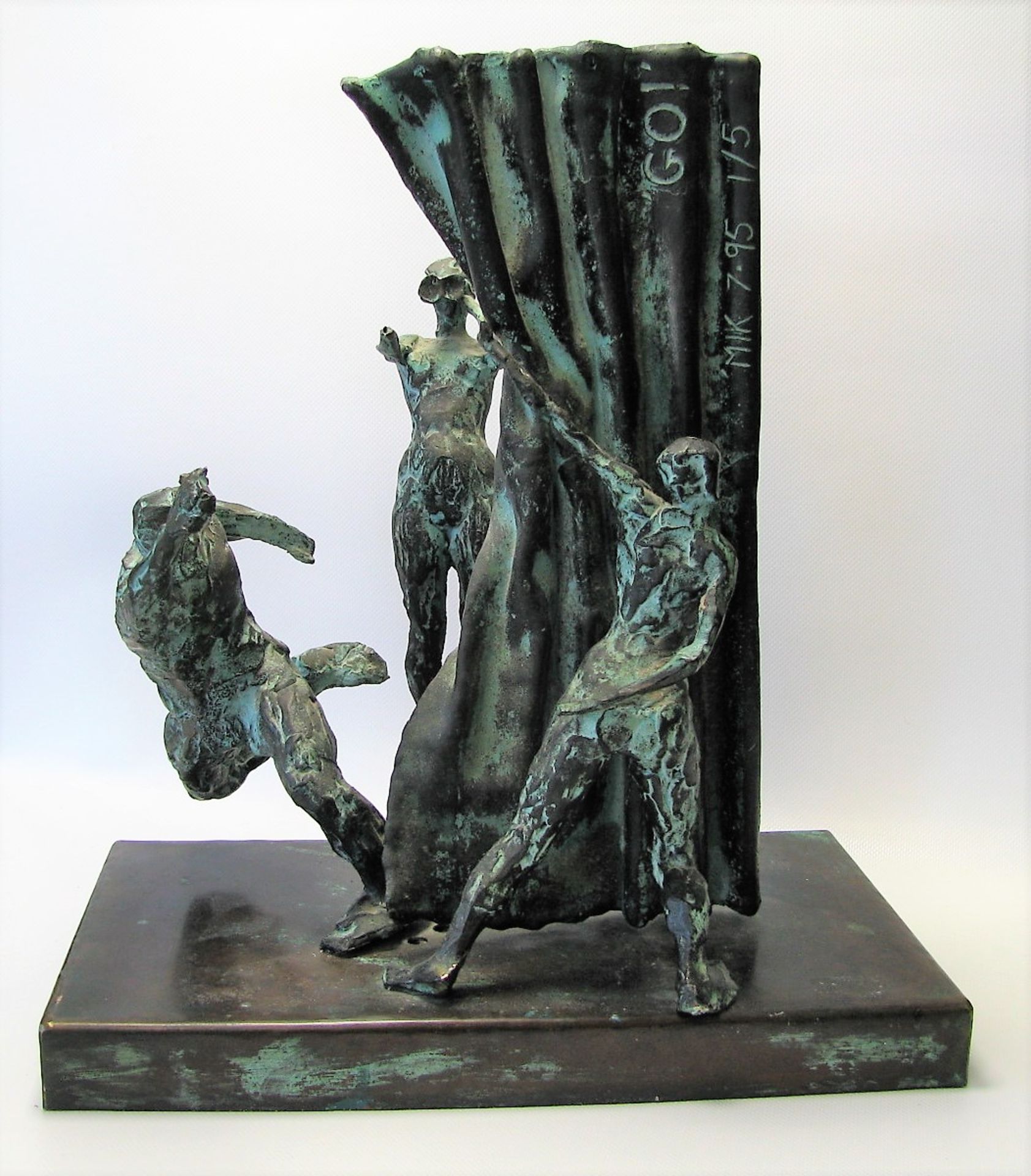 Monogrammist, MIK, bet. "Go!", monogr.u.dat. 7.95, Bronze, Aufl. 1/5, 41 x 36 x 21 cm.