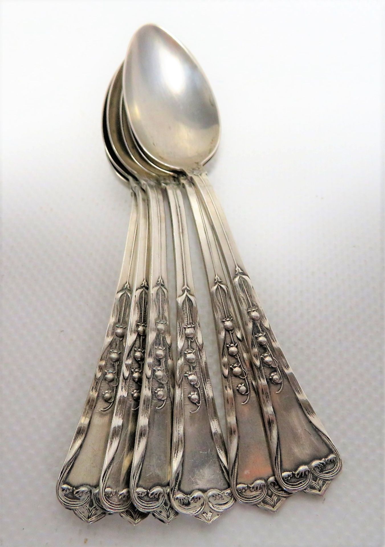 6 Kaffeelöffel, Jugendstil, um 1900, 800er Silber, gepunzt, 69 g, l 11,5 cm.