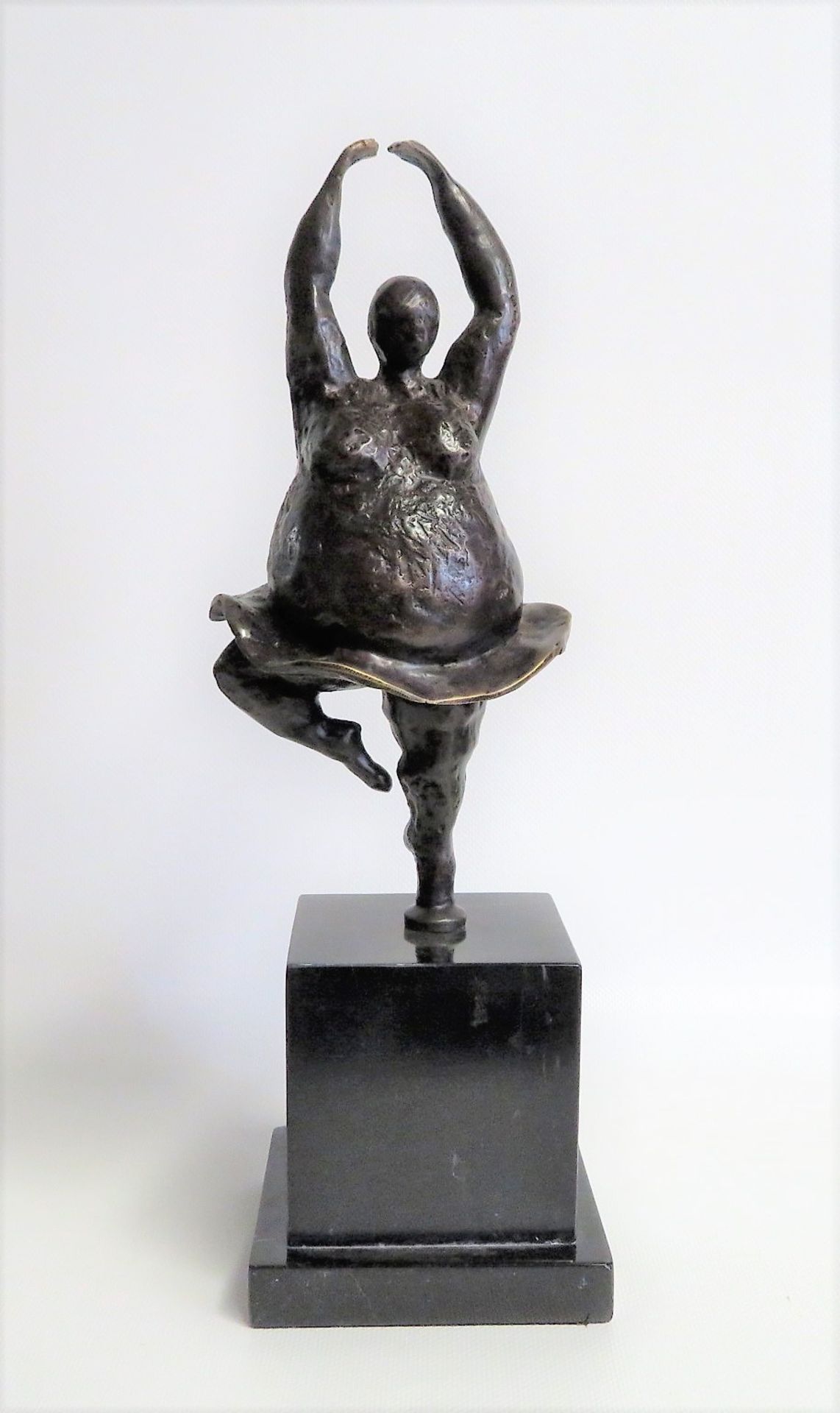 Unbekannt, Mollige Ballerina, Bronze, Marmorsockel, h 36,5 cm, d 12,5 cm.