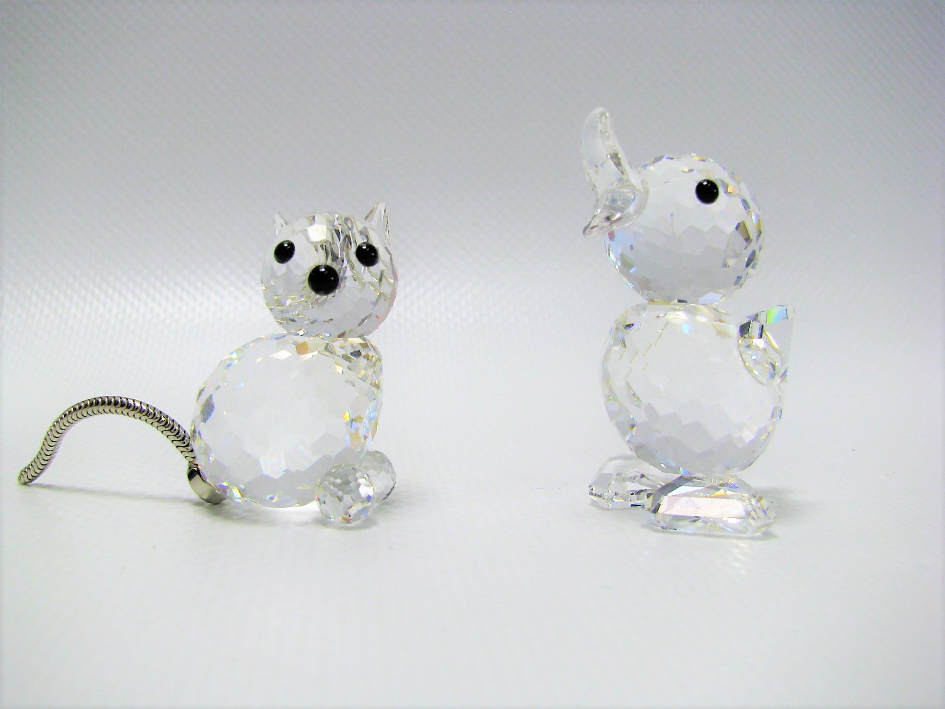 2 Swarovski Figuren, Ente und Katze, farbloses Kristallglas vielfach beschliffen, sign., h 3,1/4,5