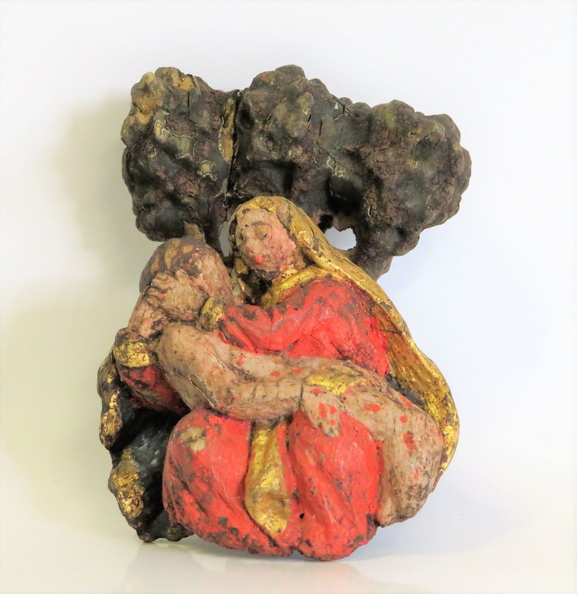 Pietà, 18./19. Jahrhundert, wohl aus einer Wurzel geschnitzt, polychromer Bemalung, gefasst und