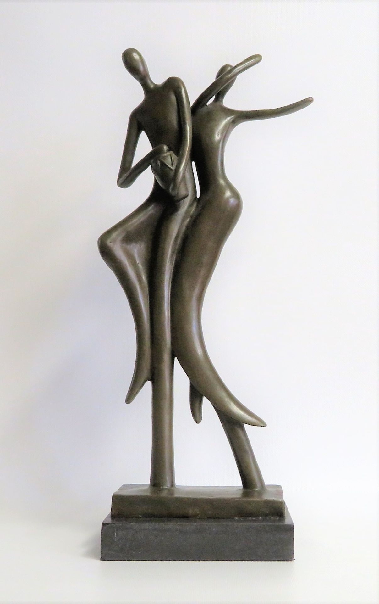 Designer-Skulptur, Tanzendes Paar mit Trommel, Bronze, Marmorsockel, 48 x 17 x 13,5 cm.