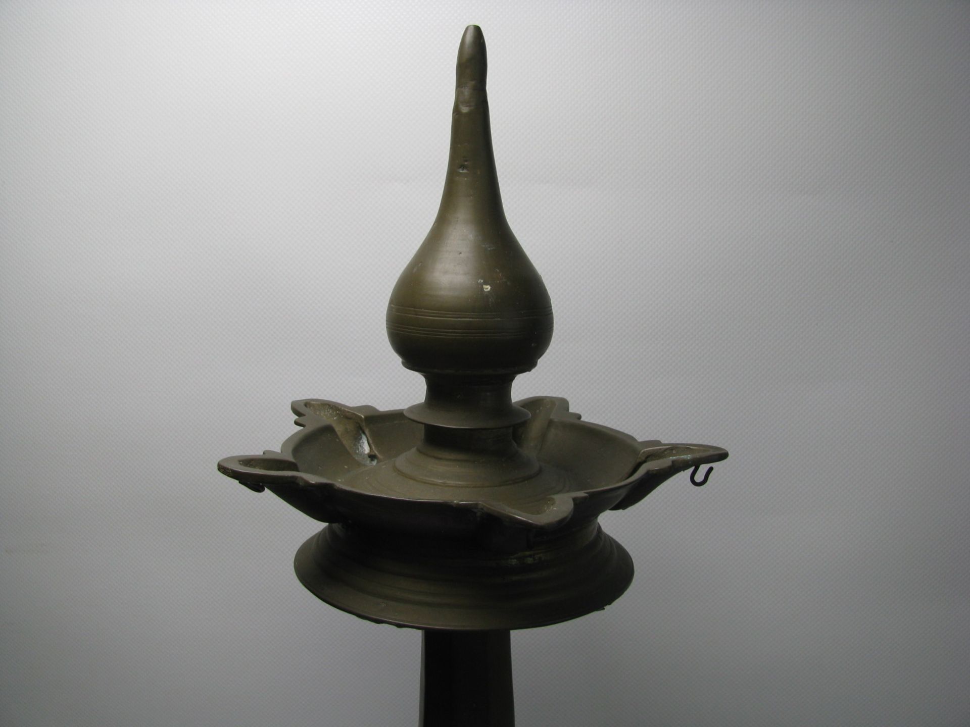 Antike Öllampe, wohl Indien, Bronze, 5-flammig, h 64 cm, d 27 cm. - Bild 2 aus 2