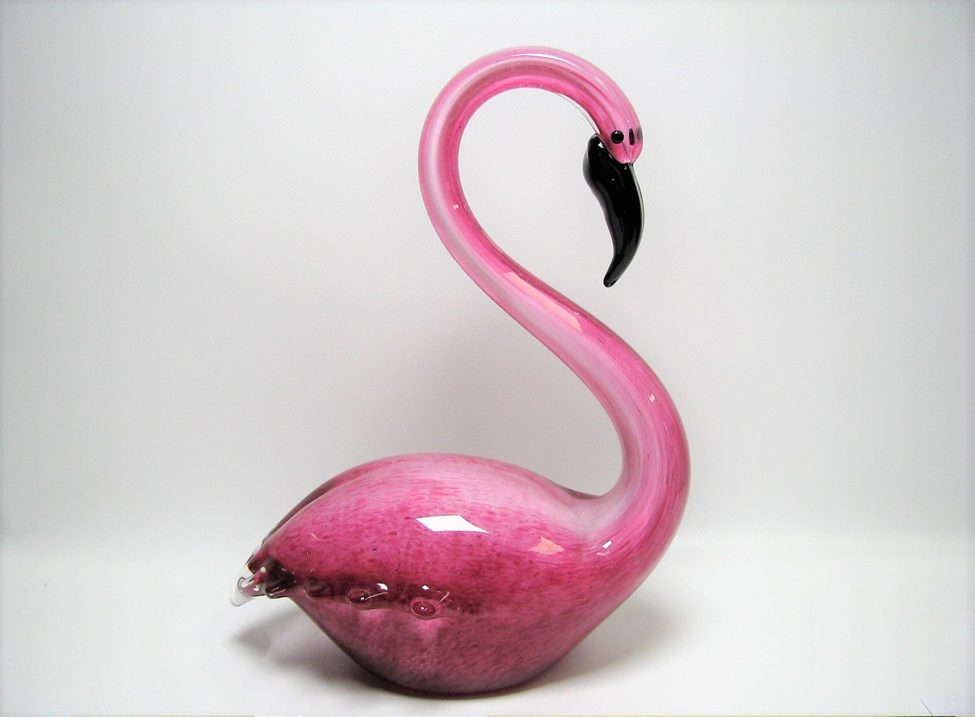 Kunstglasobjekt, Flamingo, farbiges Glas, 32 x 25 x 14,5 cm.