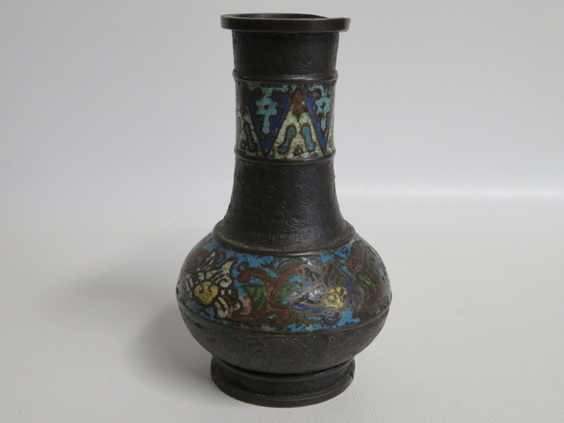 Cloisonné Vase, Japan, 19. Jahrhundert, Hals mit kl. Delle, h 15,5 cm, d 9 cm.