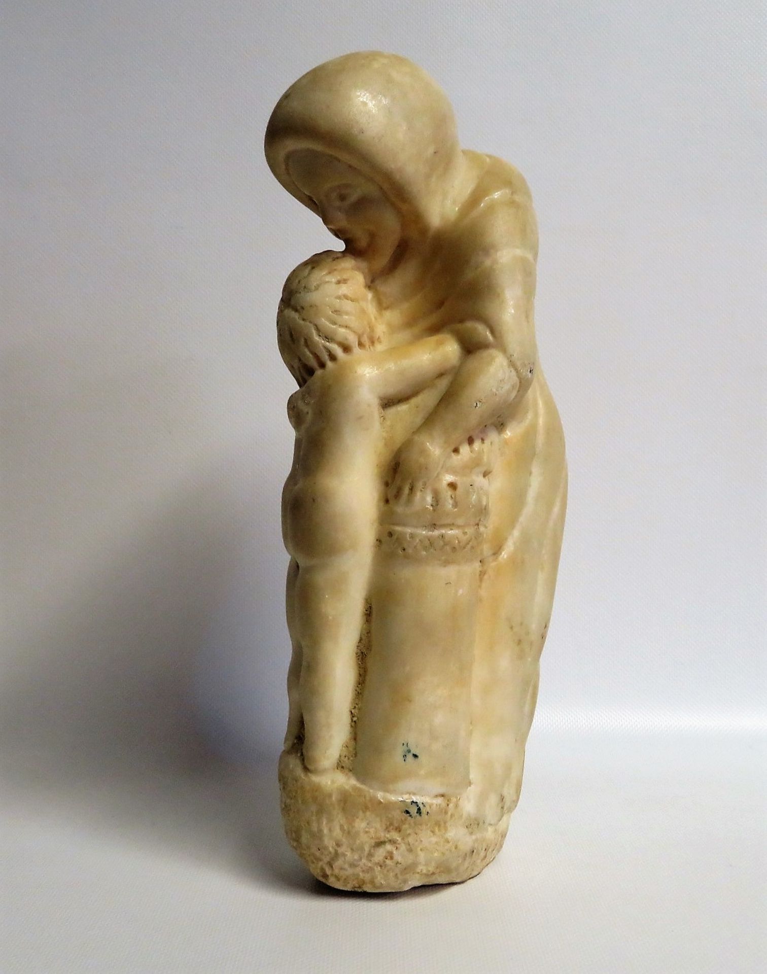 Unbekannt, Mutter mit Kind, 1. Hälfte 20. Jahrhundert, weißer Marmor, 33 x 7 x 15 cm. - Image 2 of 2