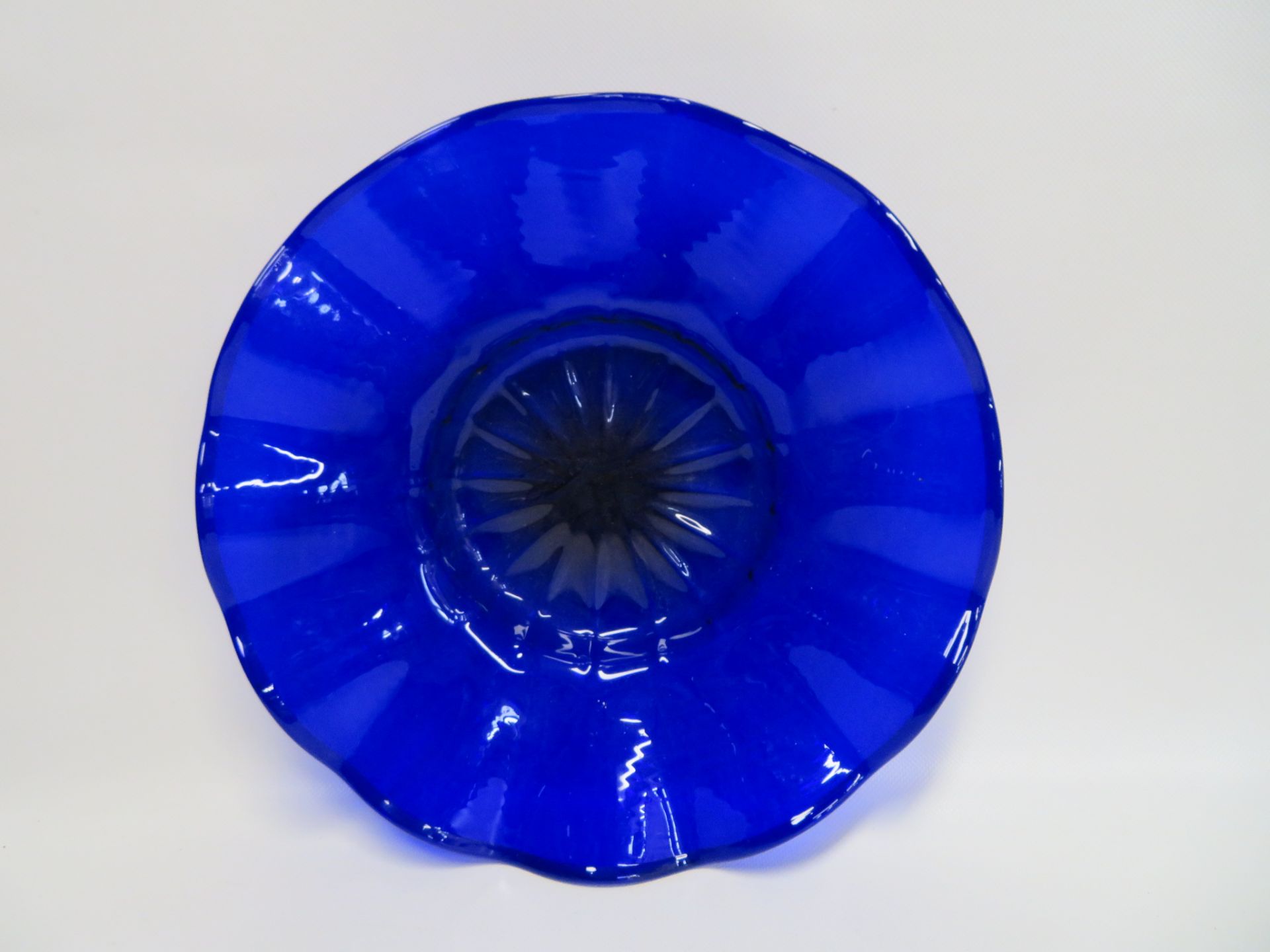 Schale, Italien, um 1900, Blau eingefärbtes Glas, h 5 cm, d 34 cm.