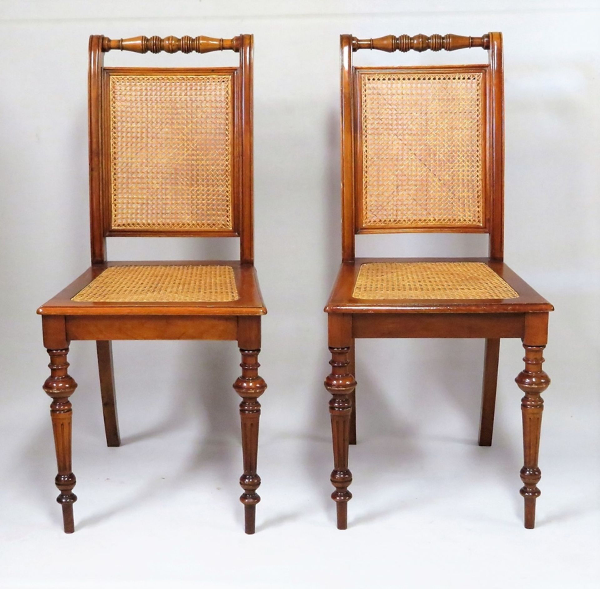 2 Stühle, Gründerzeit, um 1880, Nussbaum, teils gedrechselt, Rücken- und Sitzfläche Riedgeflecht, 96