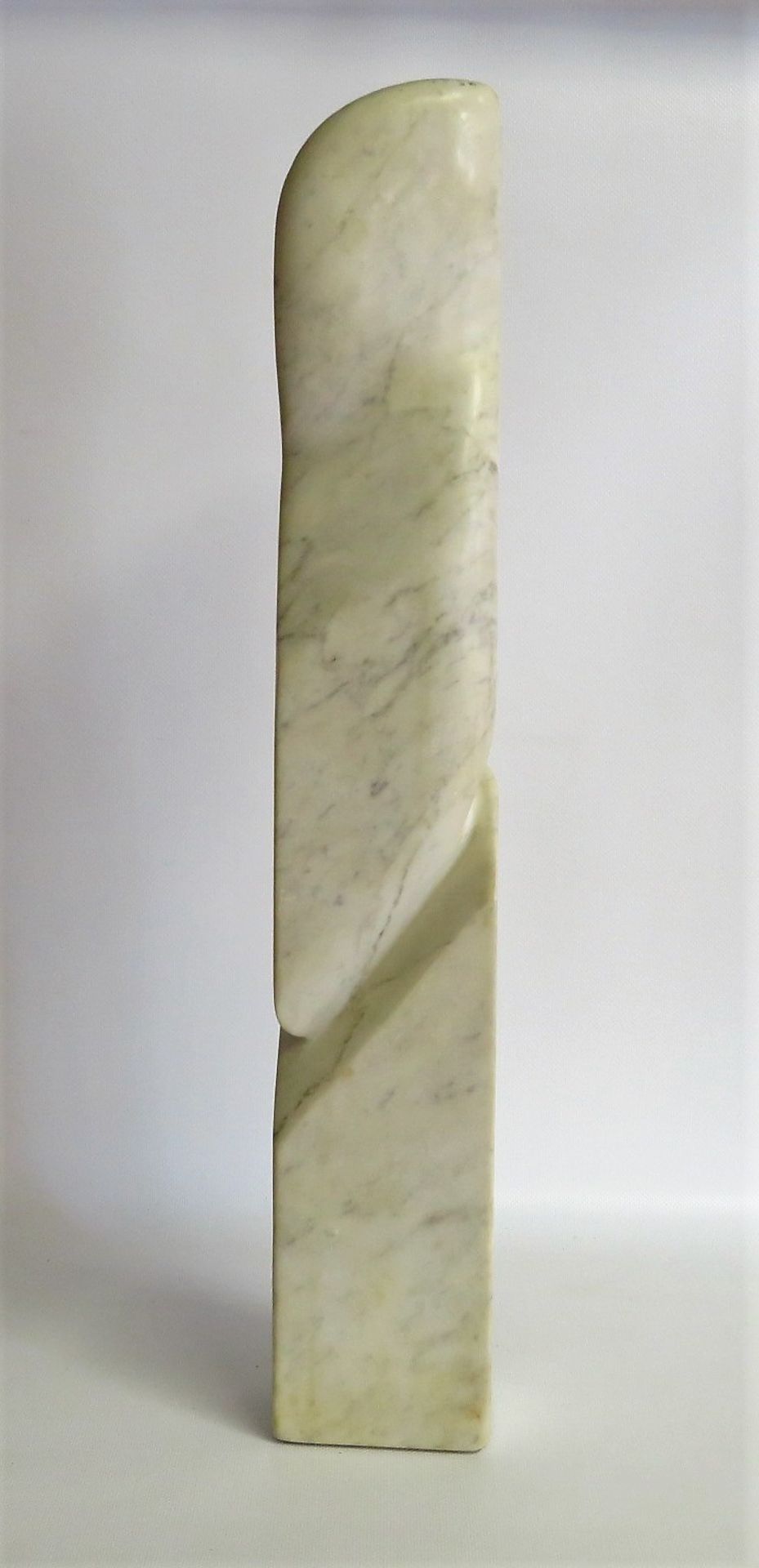 Monogrammist, LV, Moderne Marmorskulptur in der Art einer Stele, weißer Marmor, 61,5 x 10 x 9 cm.