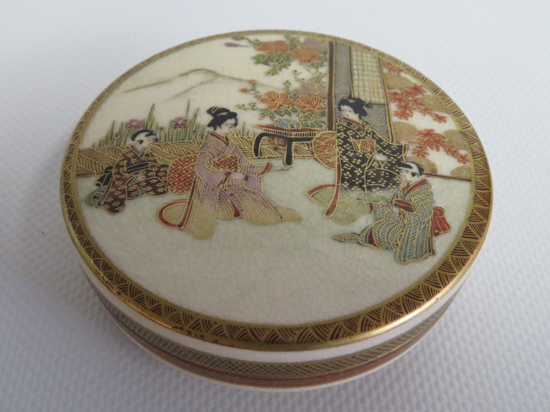 Deckeldose, Japan, Satzuma, Meiji Periode, 1868 - 1912, Porzellan mit feiner farbiger und - Bild 2 aus 4