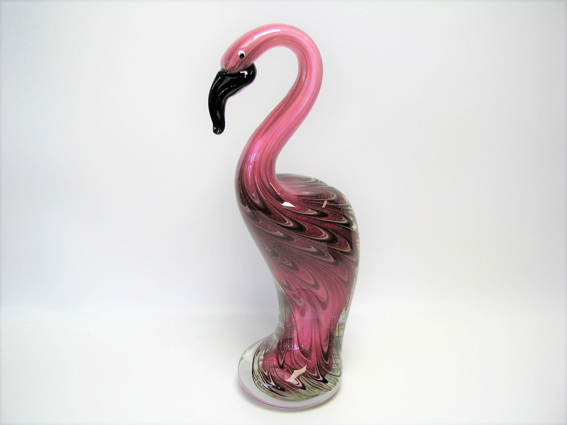 Stehender Flamingo, Murano, Glas mit farbigen Einschmelzungen, h 34 cm, d 15,5 cm.