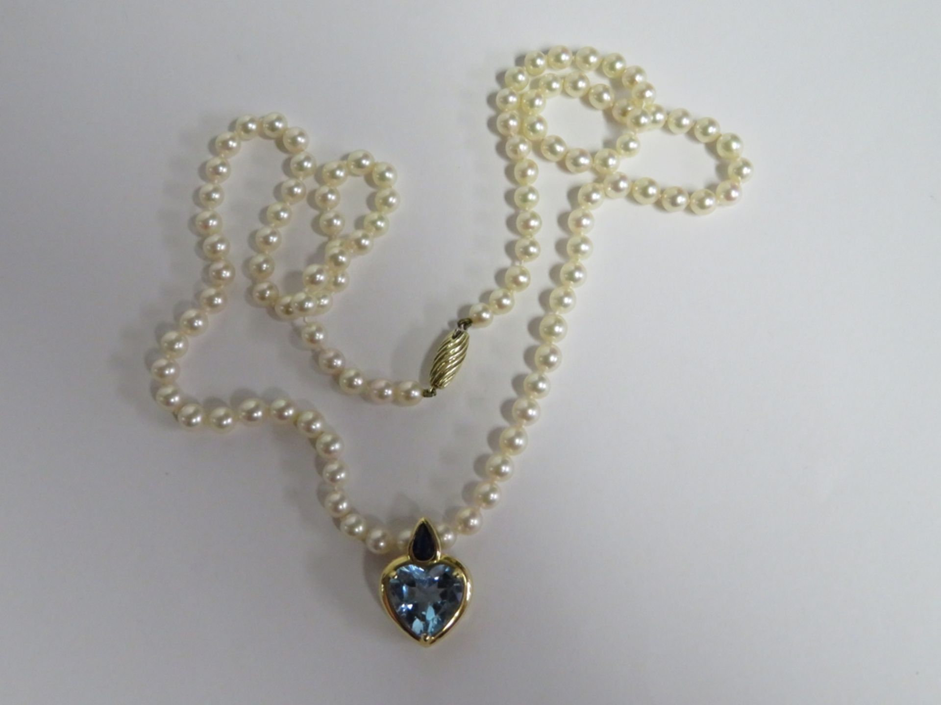 Perlenkette mit Clip-Anhänger besetzt mit herzförmigem Blautopas und tropfenförmigem Saphir, - Bild 2 aus 2