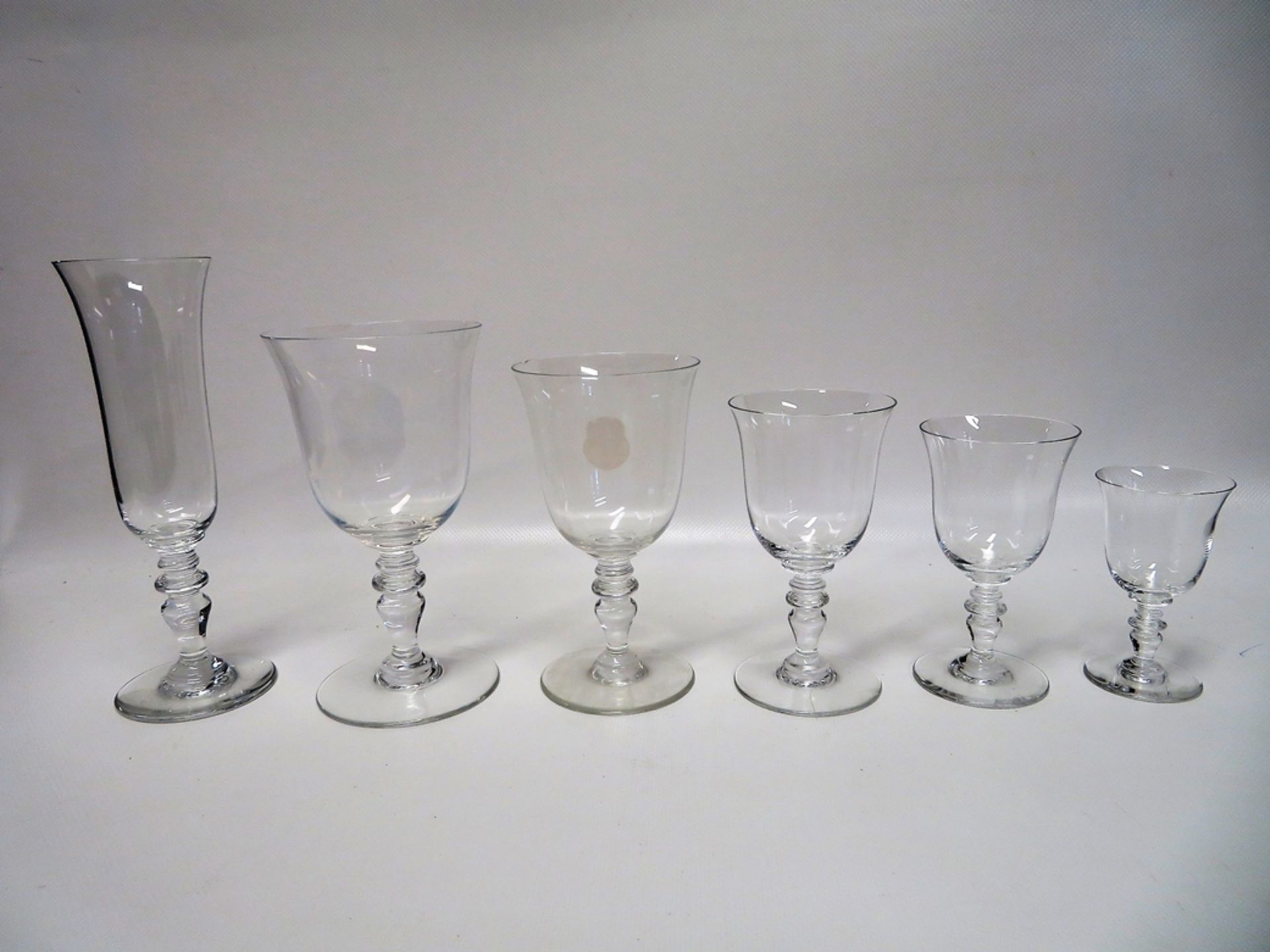 32 teiliges Glas-Set, Frankreich, Baccarat, farbloses Kristallglas, sign., 2 Rot-, 11 Weißwein-,