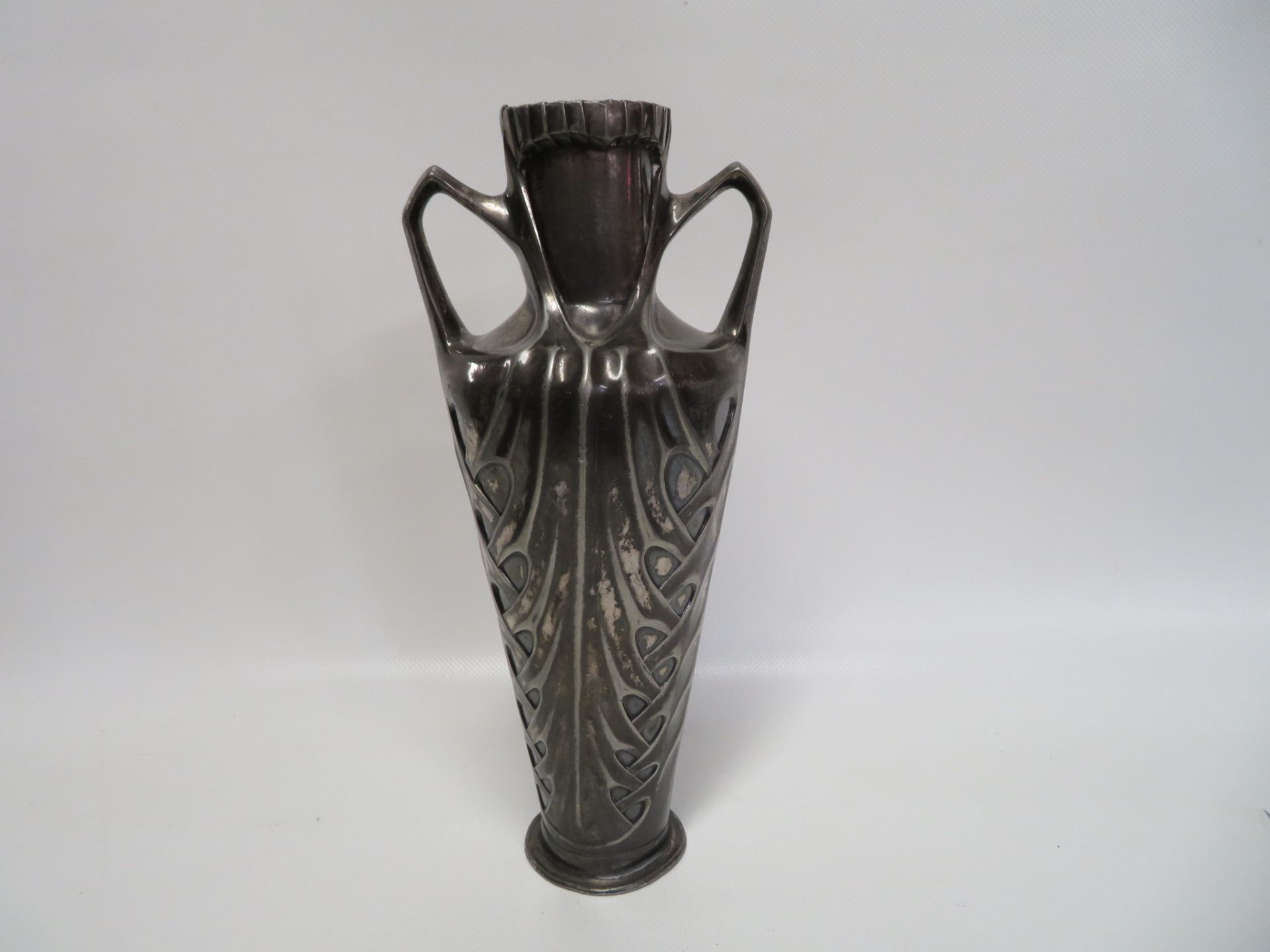 Jugendstil Vase mit Henkeln, um 1900, Zinn versilbert, Abrieb, h 26,5 cm, d 12 cm.