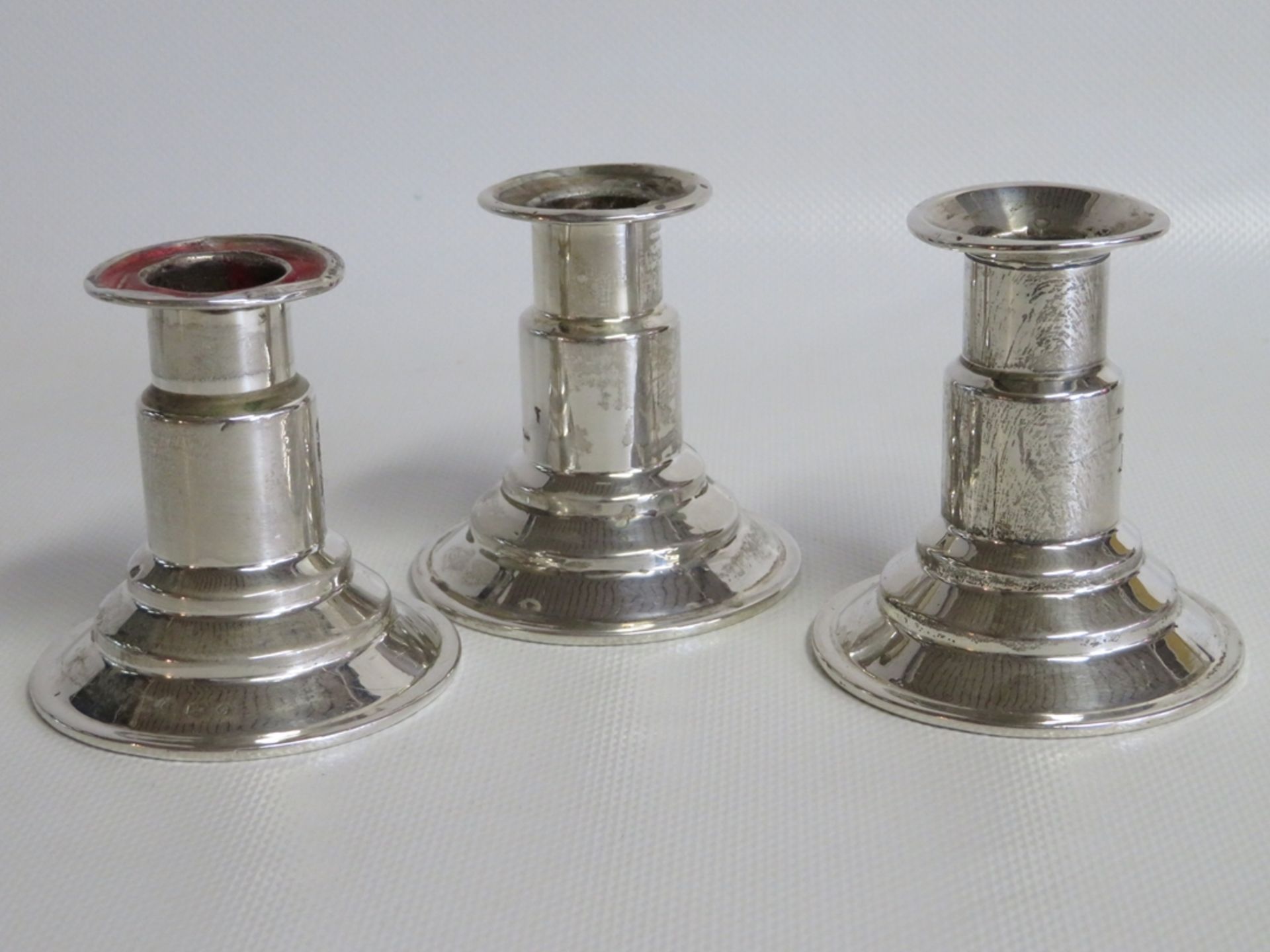 3 Kerzenleuchter, Art déco, um 1910, 835er Silber, gepunzt, brutto 292 g, gefüllter Fuß,