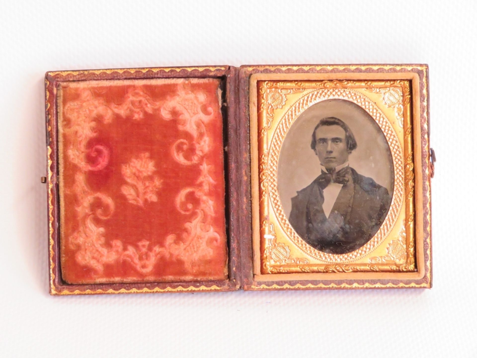 Daguerreotypie, 19. Jahrhundert, "Porträt eines Herren", geprägter Einband, 7,5 x 6,3 cm.