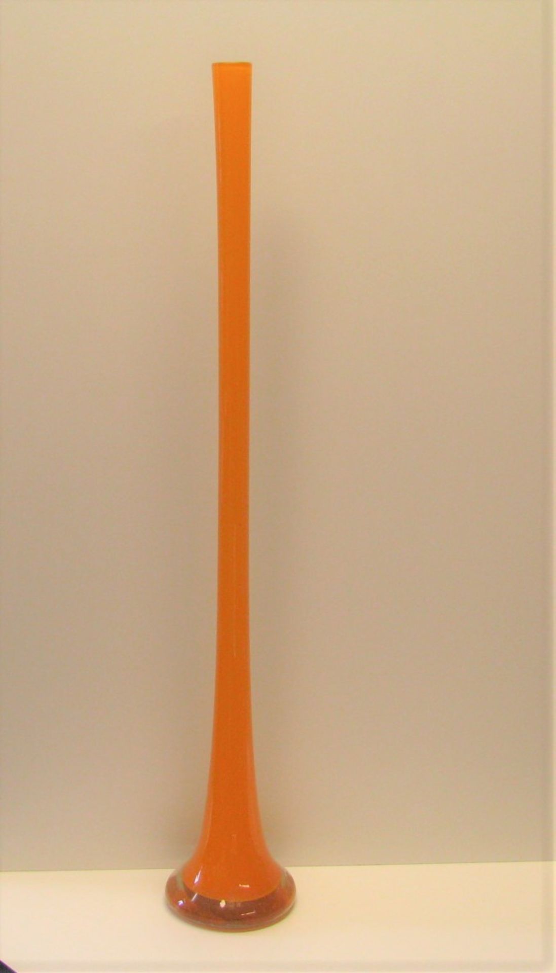 Vase, 1950/60er Jahre, orangefarbener Überfang, h 81,5 cm, d 14 cm.