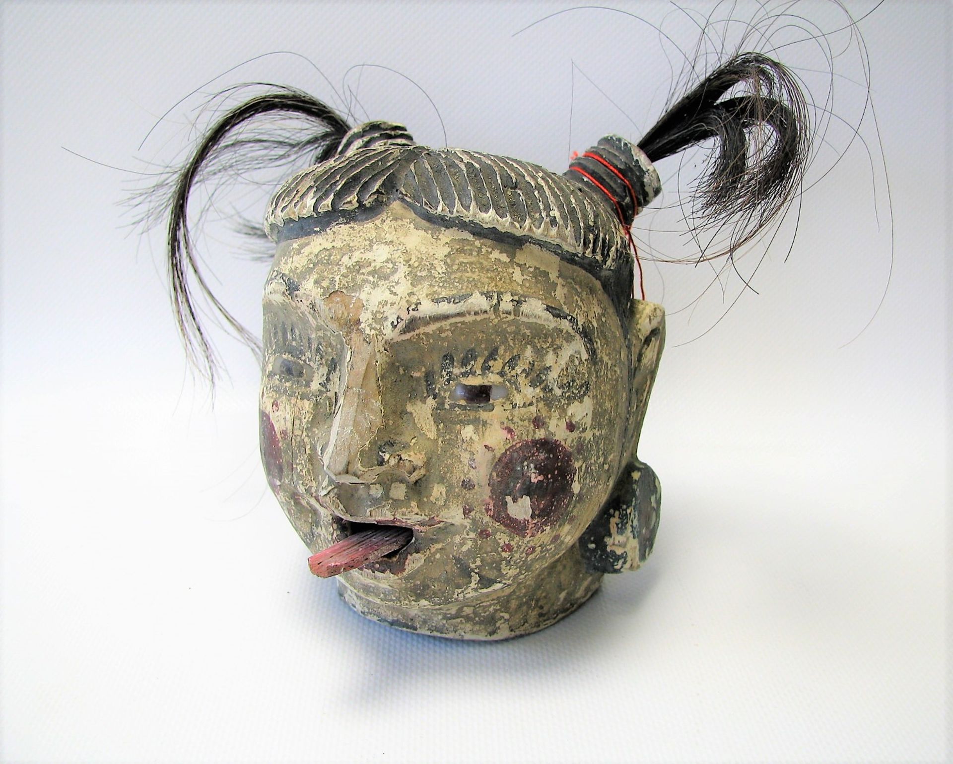 Puppenkopf, Laos, Holz geschnitzt und farbig gefasst, bewegliche Zunge, 13 x 11 x 11 cm.