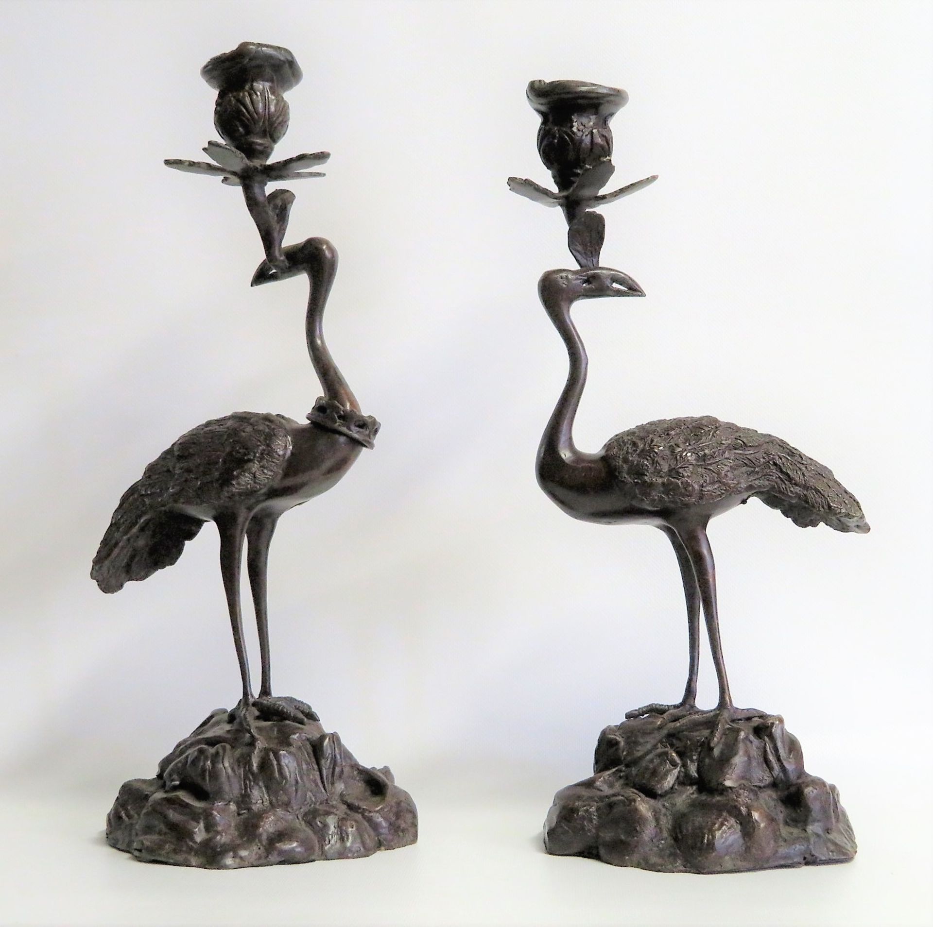 2 Kerzenständer, getragen durch stehende Flamingos, Bronze, 44 x 20 x 17 cm.