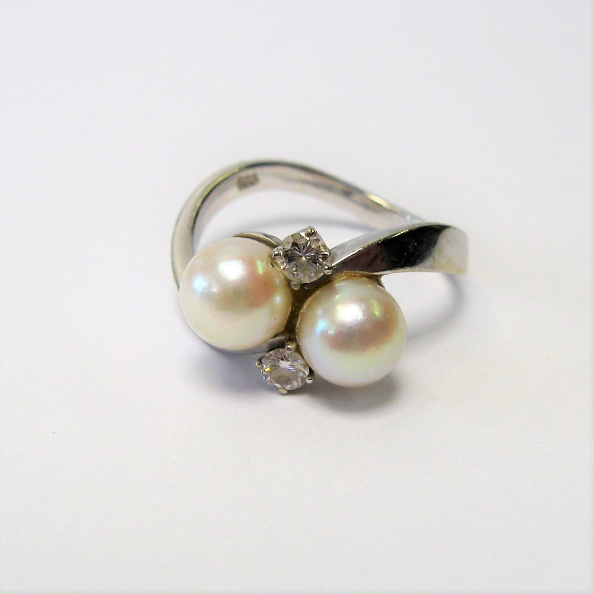 Damenring, 2 Perlen, 2 Brillanten, zus.ca. 0,18 ct, 585er Weißgold, gepunzt, 4,42 g,