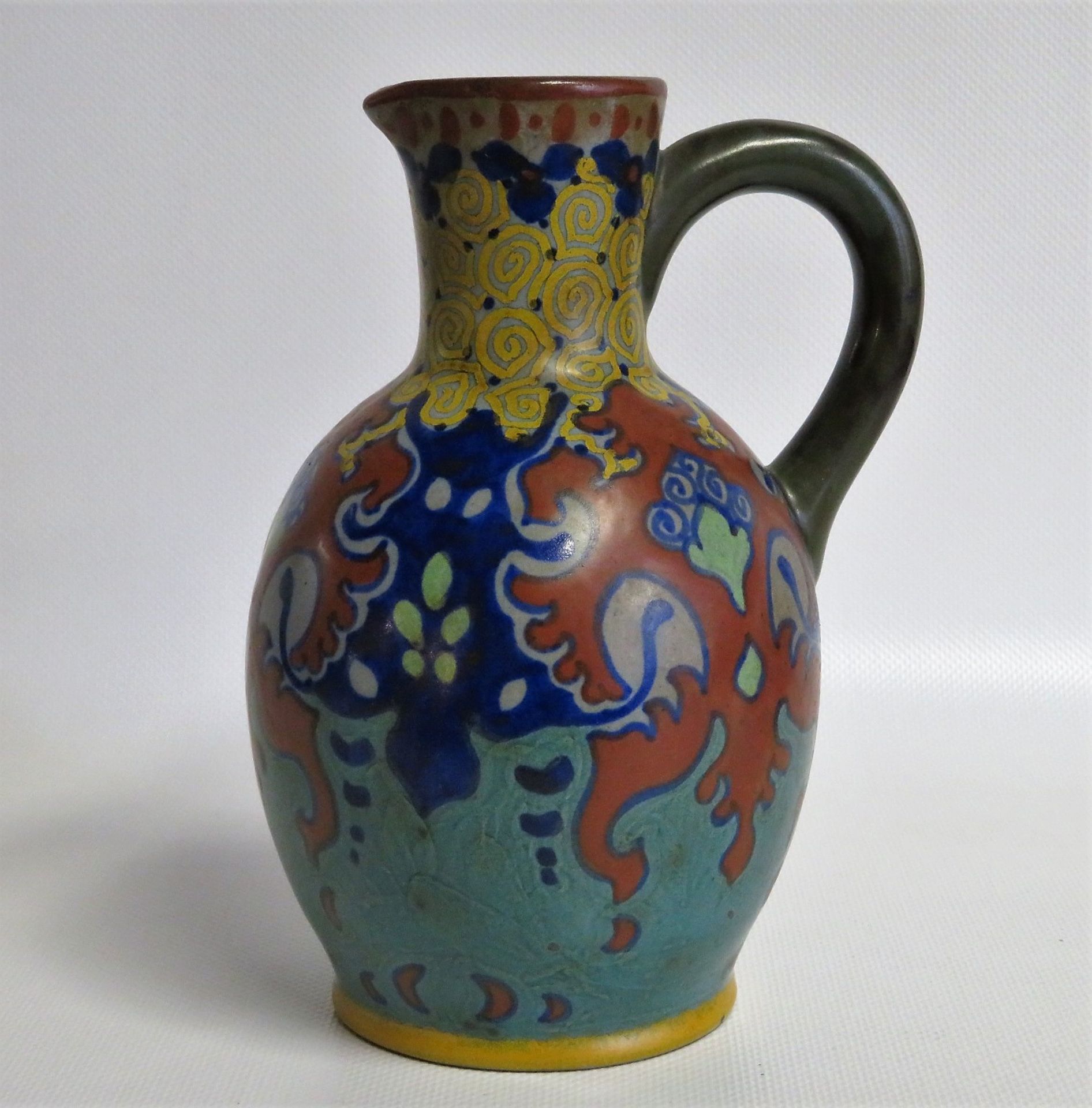 Henkelvase, Jugendstil, Gouda, um 1900, Fayence mit polychromer Bemalung, gem., 2 Chips am Fuss, h