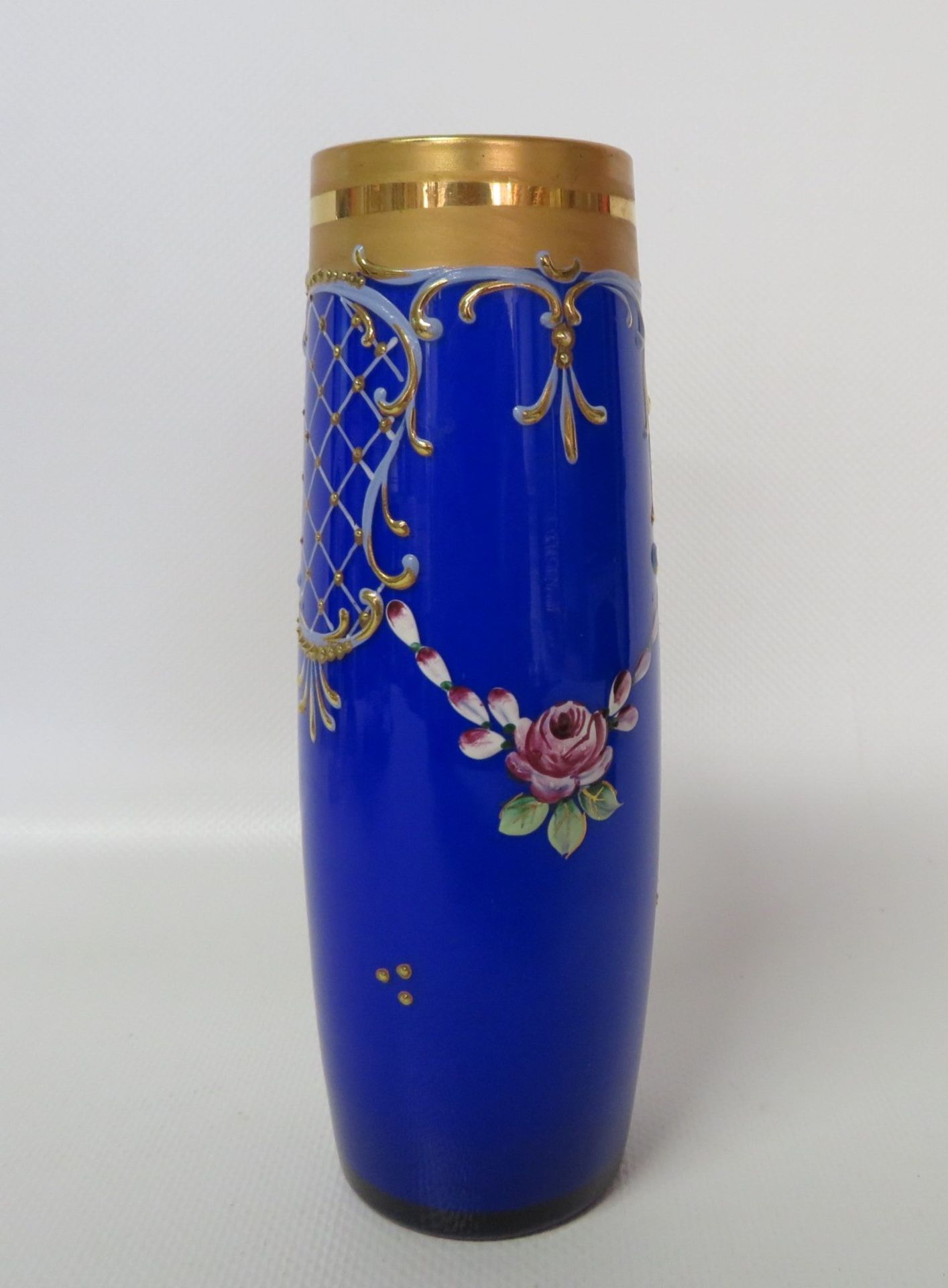 Vase, wohl Böhmen, Blau eingefärbtes Glas mit polychromer Emailmalerei und Goldbemalung, h 16 cm,