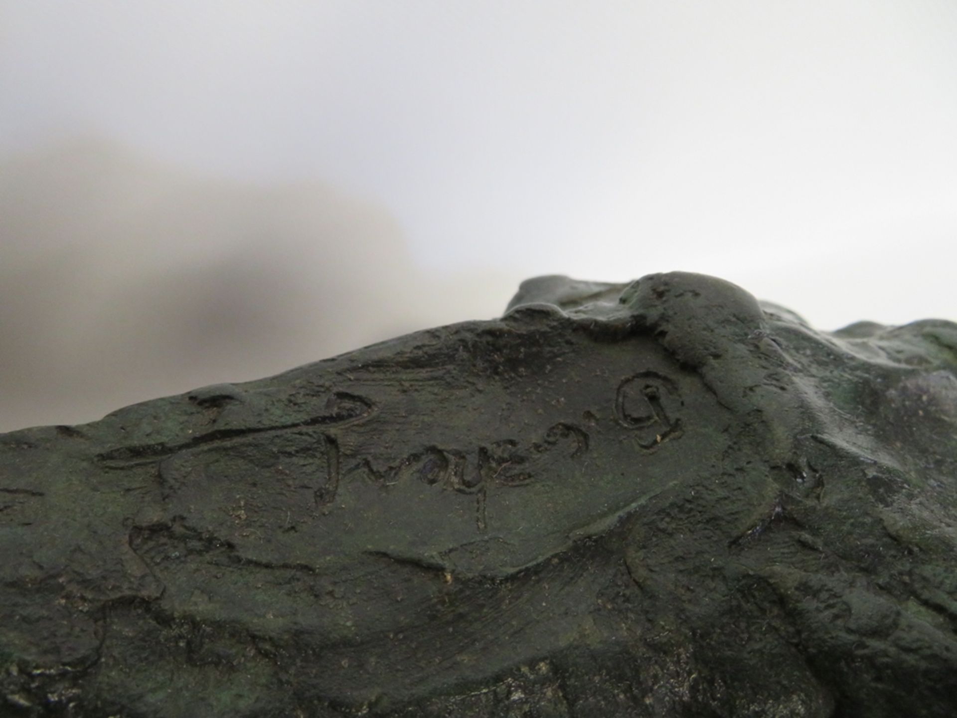 Zheng, B.C., Zeitgenössischer, chinesischer Bildhauer, Liegender Stier, Bronze patiniert, sign., - Bild 2 aus 2