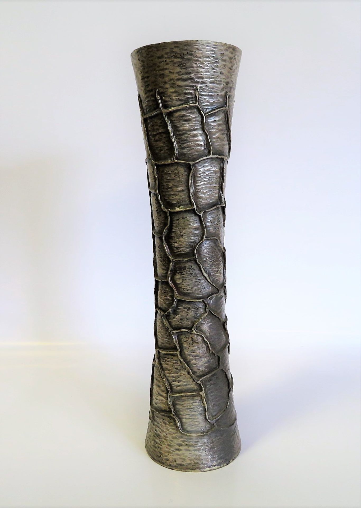 Designer-Vase, 800er Silber, handgetrieben, gepunzt, 319 g, h 31,5 cm, d 8,5 cm.